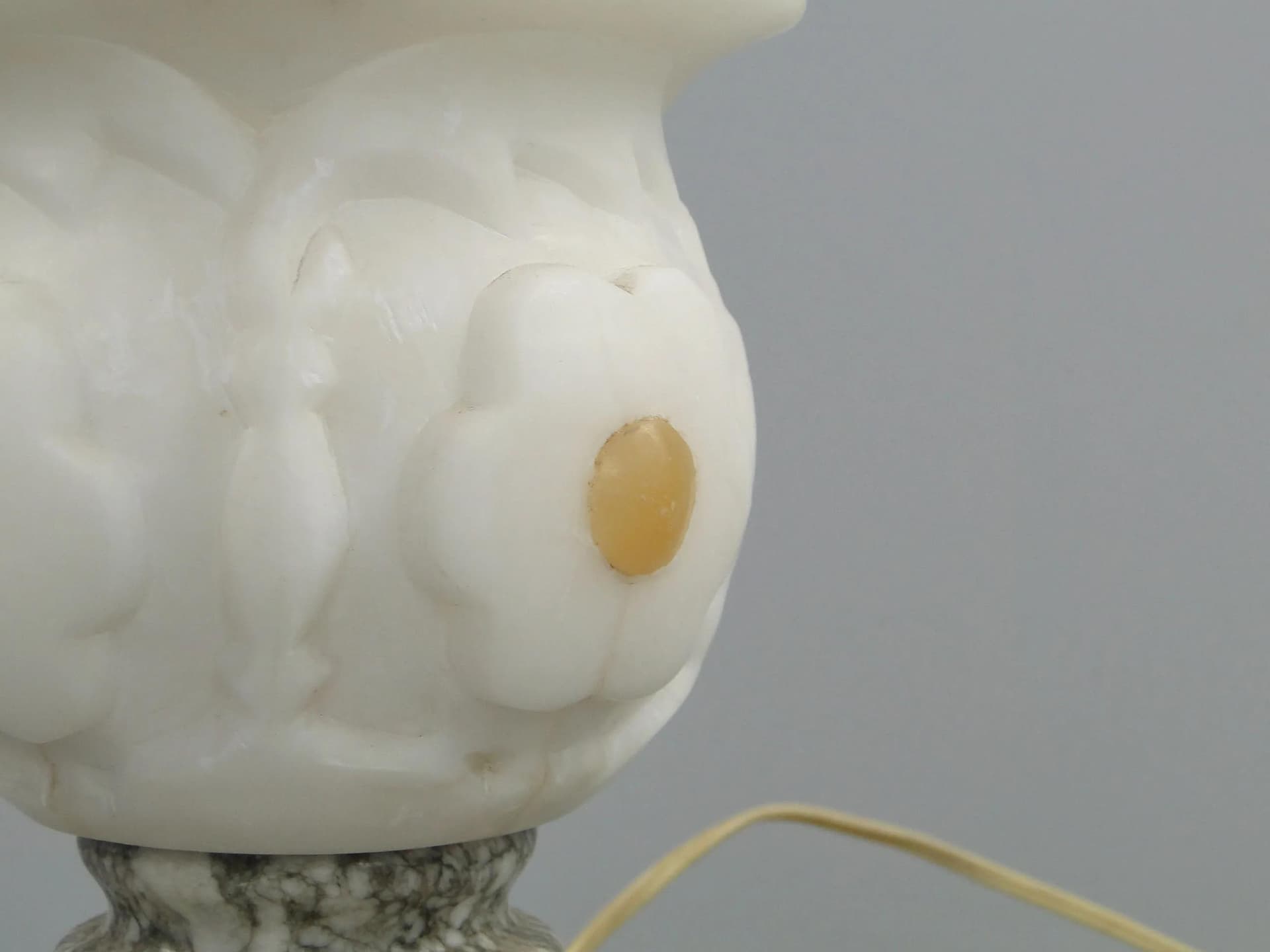 Lampa stołowa Art Deco, alabaster biały, granit szary, Francja, lata 20. - 11504