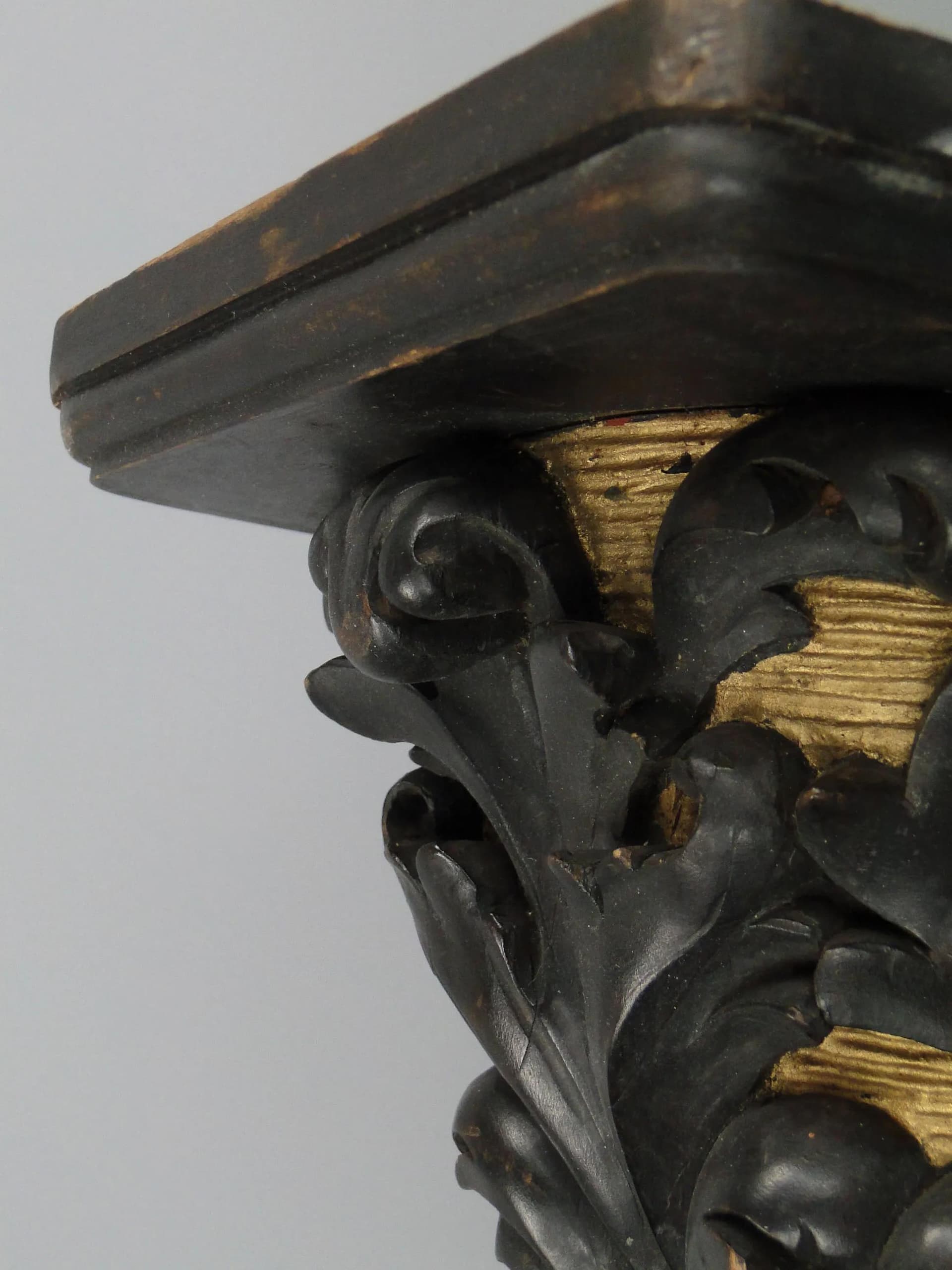 Półka ścienna z motywem akantu, orzech brąz ciemny, Austria, XIX w. - 11513