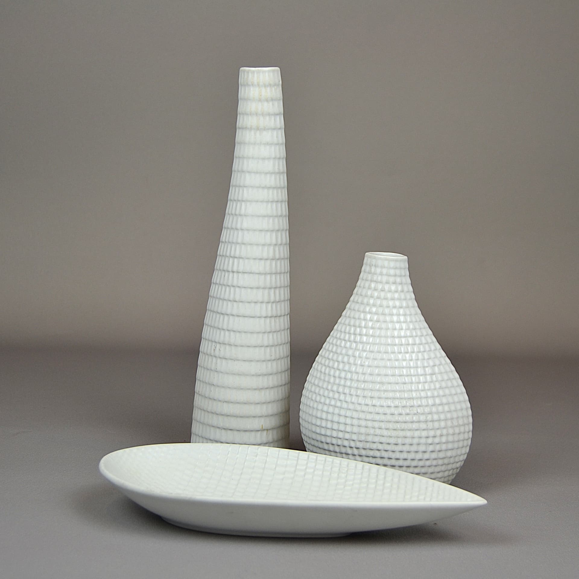 Naczynie Reptil, ivory white, ceramika, proj. S. Lindberg, Szwecja, lata 50. - 943