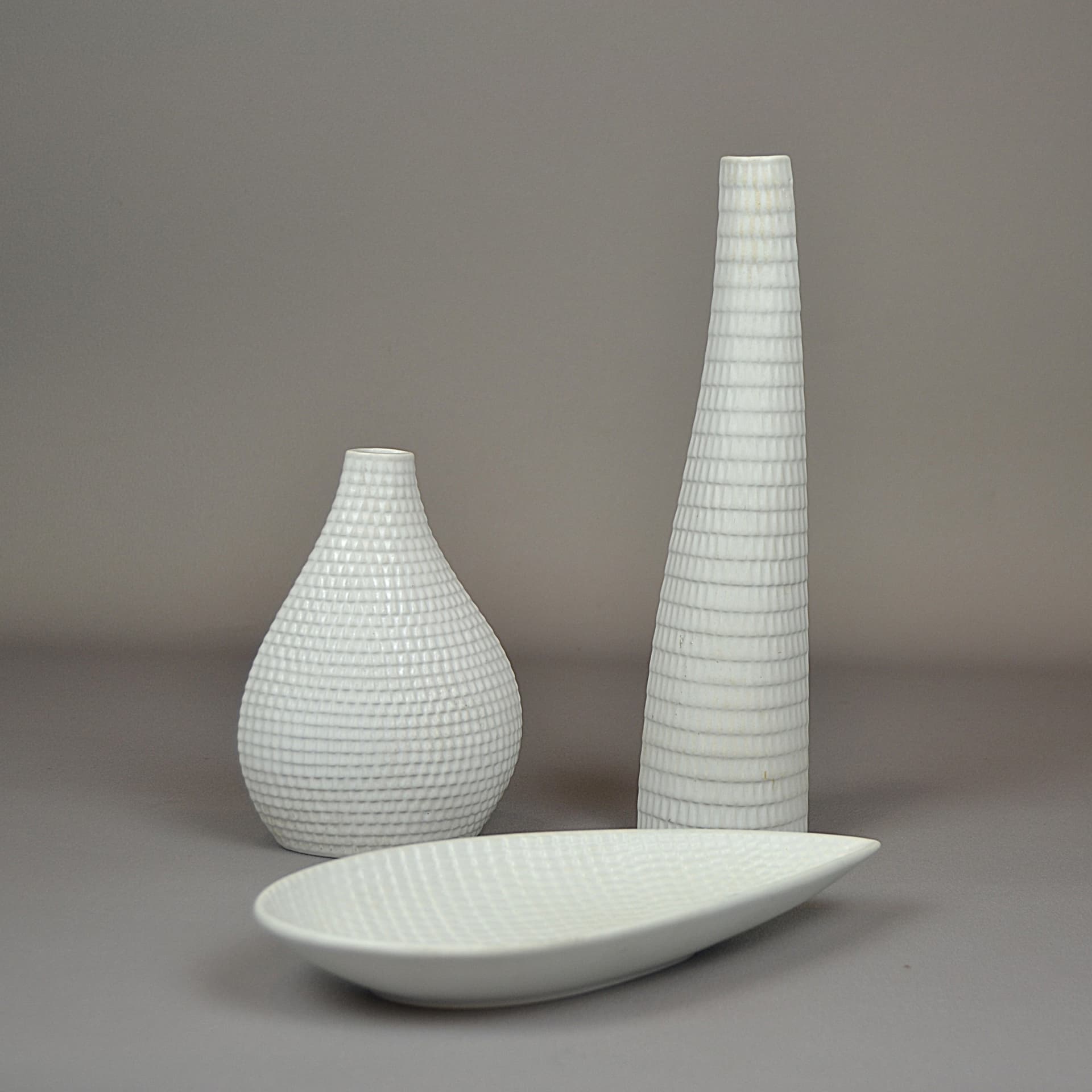 Naczynie Reptil, ivory white, ceramika, proj. S. Lindberg, Szwecja, lata 50. - 945