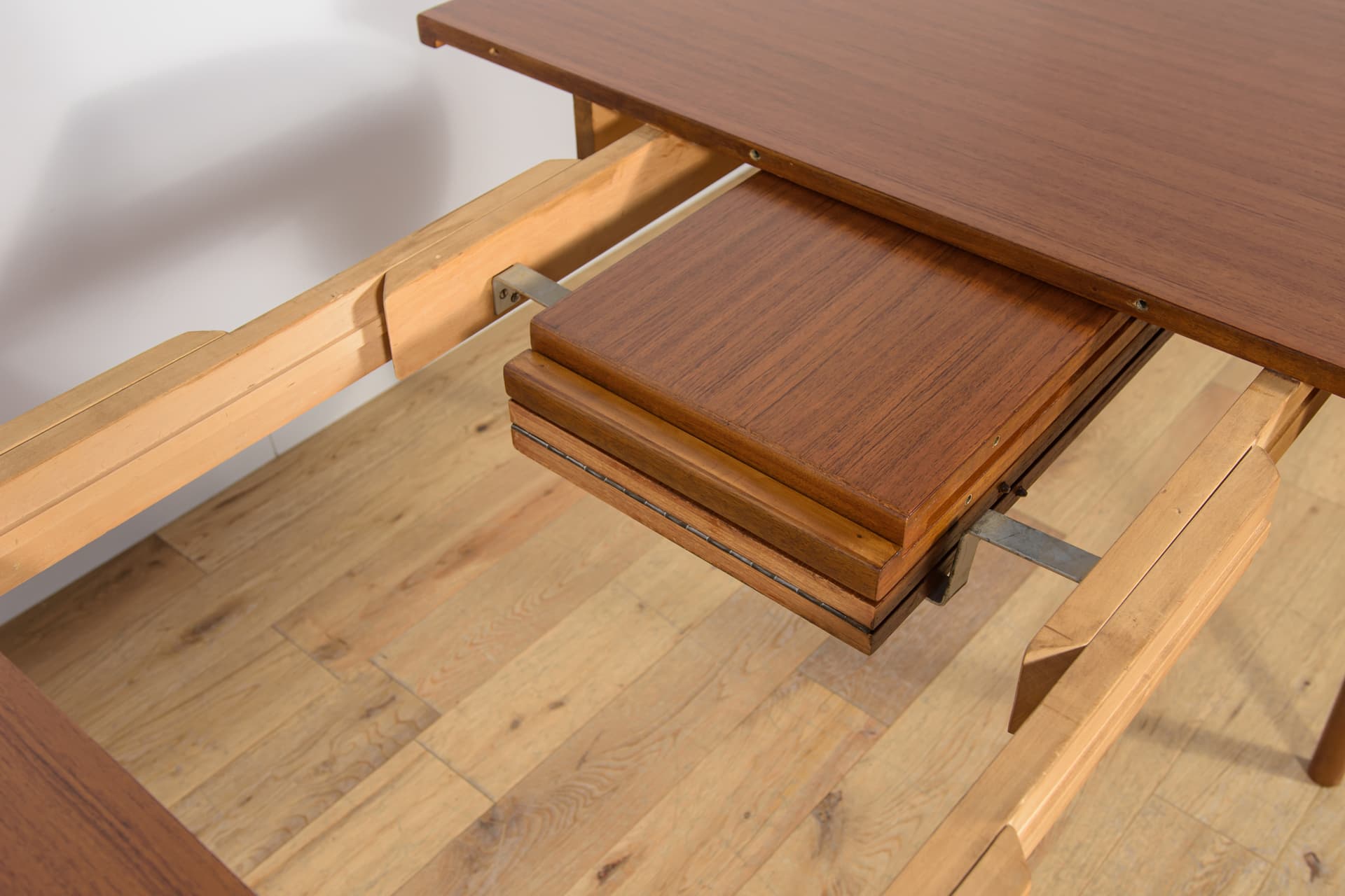 Round Extendable Table, light brown teak, by N. Jonsson, Sweden, 1960s. - 174142