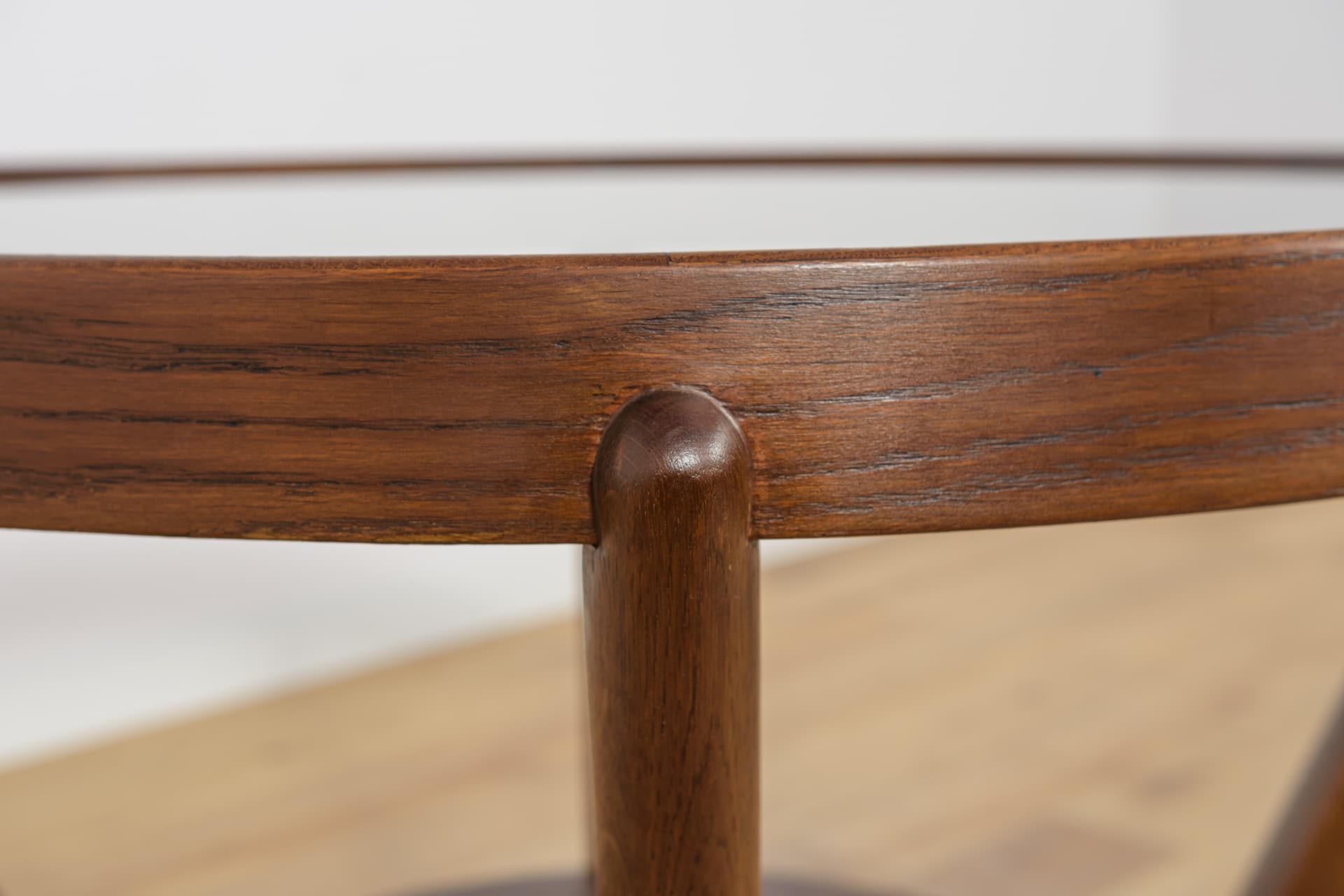 Stolik kawowy okrągły, dąb ciemny, szkło, proj. K. Koželka i A. Kropáček, Interier Praha, Czechosłowacja, lata 40. - 174199