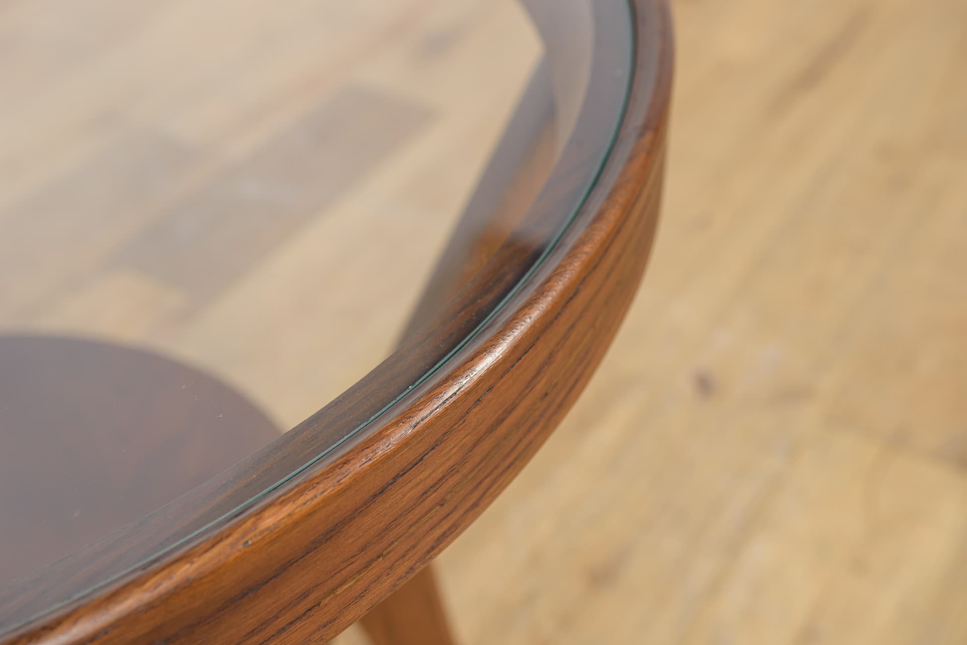 Stolik kawowy okrągły, dąb ciemny, szkło, proj. K. Koželka i A. Kropáček, Interier Praha, Czechosłowacja, lata 40. - 174200