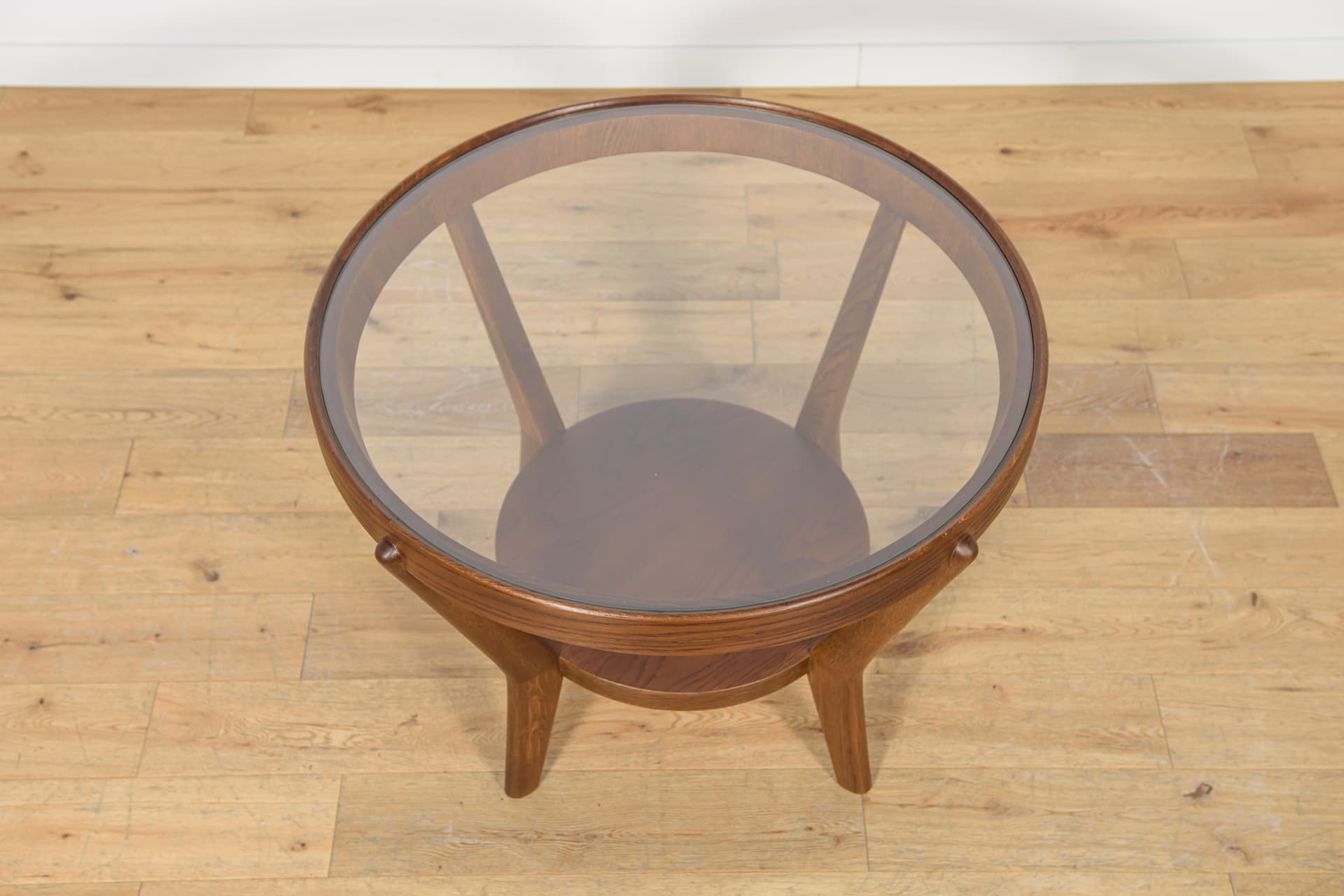 Stolik kawowy okrągły, dąb ciemny, szkło, proj. K. Koželka i A. Kropáček, Interier Praha, Czechosłowacja, lata 40. - 174198