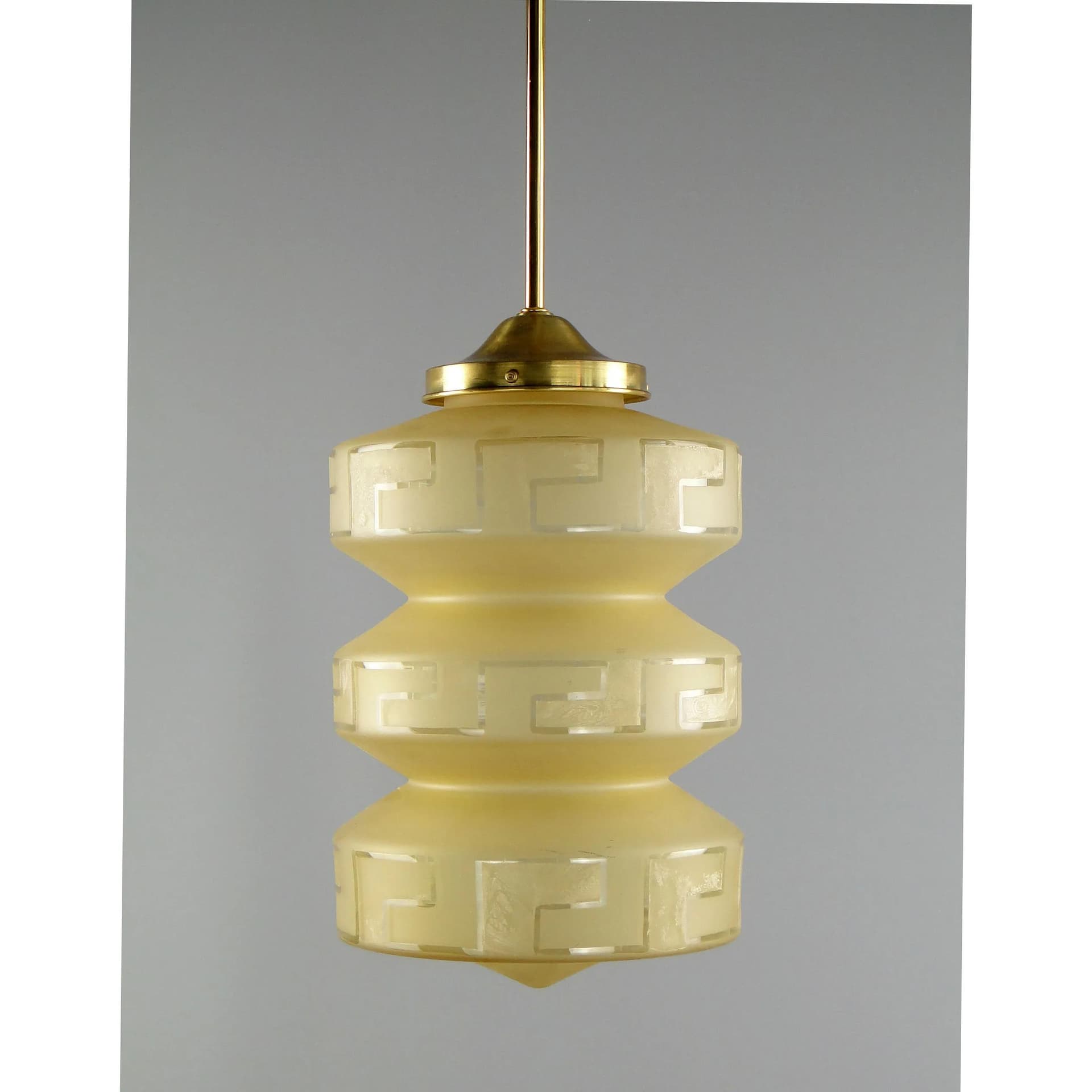 Lampa wisząca art déco, szkło beżowe, mosiądz, Polska, lata 20. - 11642