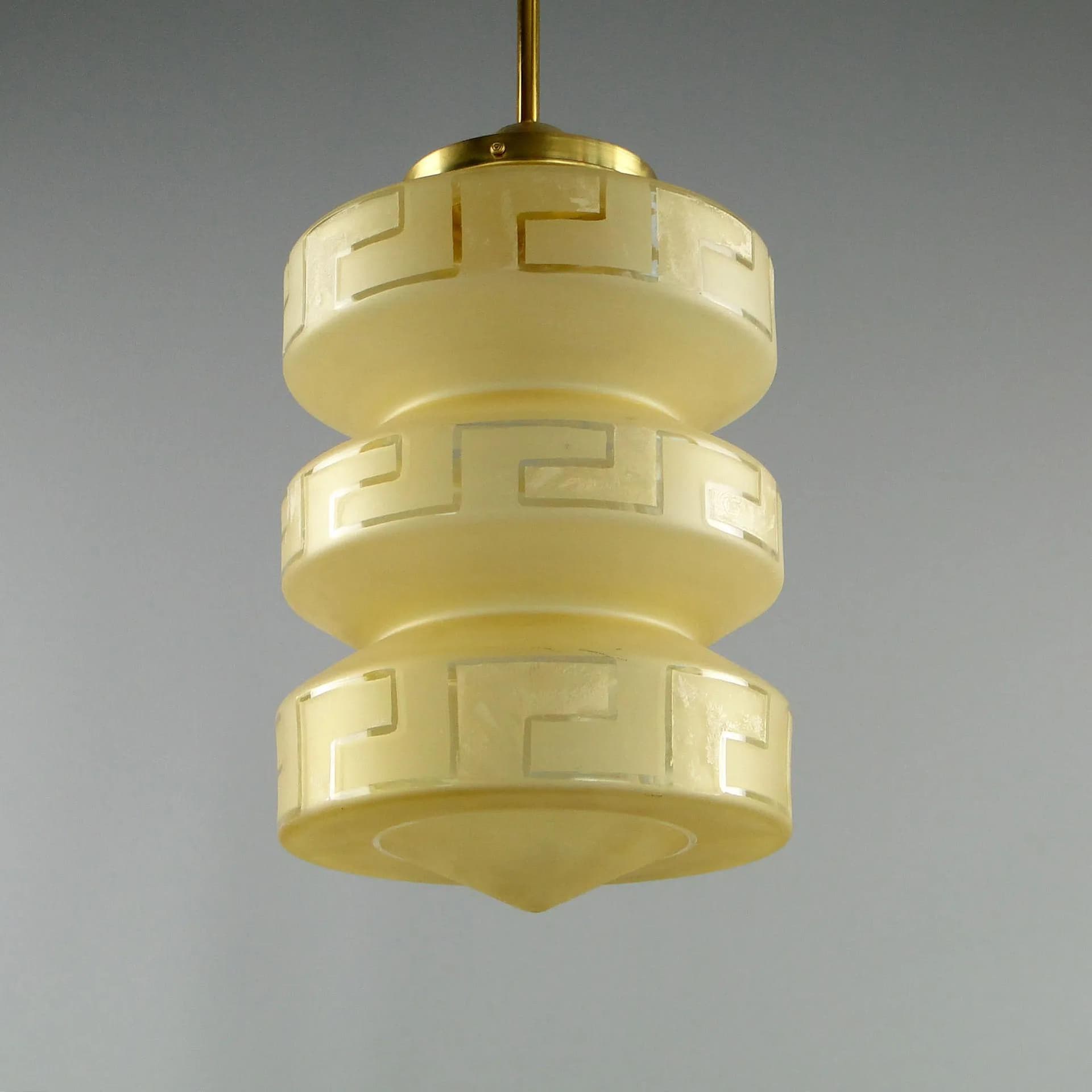 Lampa wisząca art déco, szkło beżowe, mosiądz, Polska, lata 20. - 11646