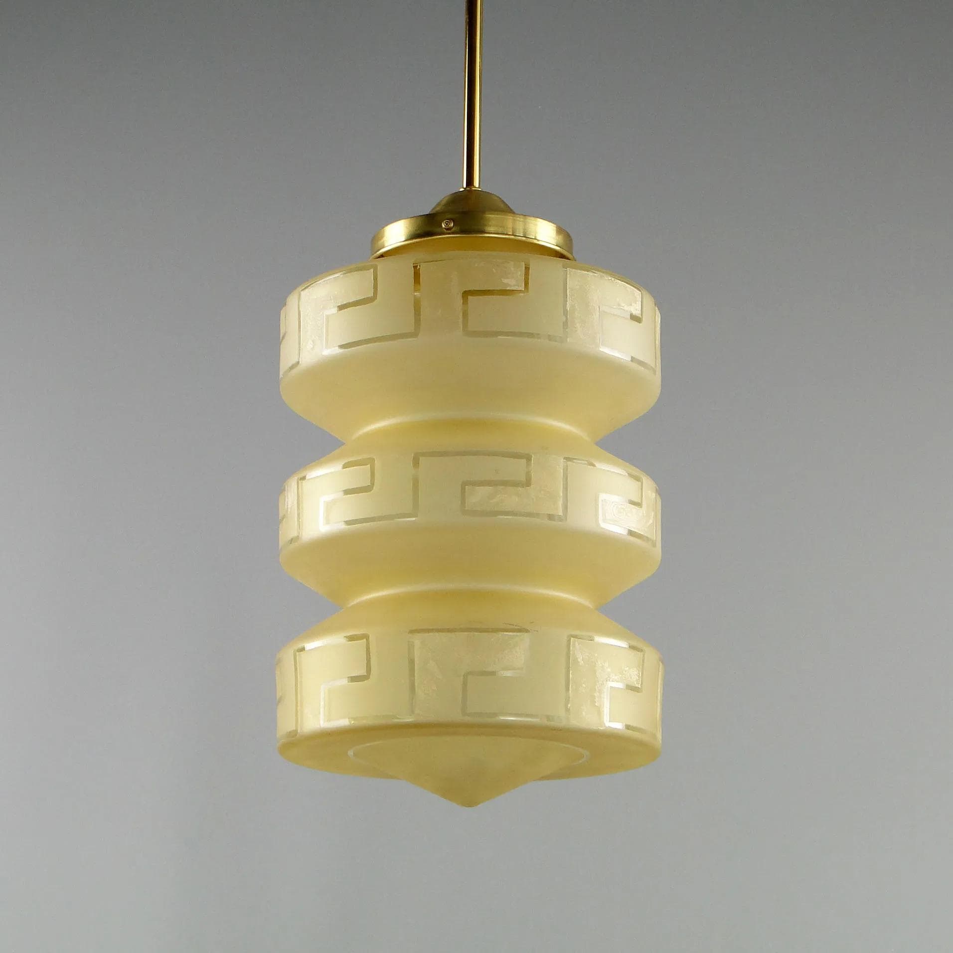 Lampa wisząca art déco, szkło beżowe, mosiądz, Polska, lata 20. - 11643