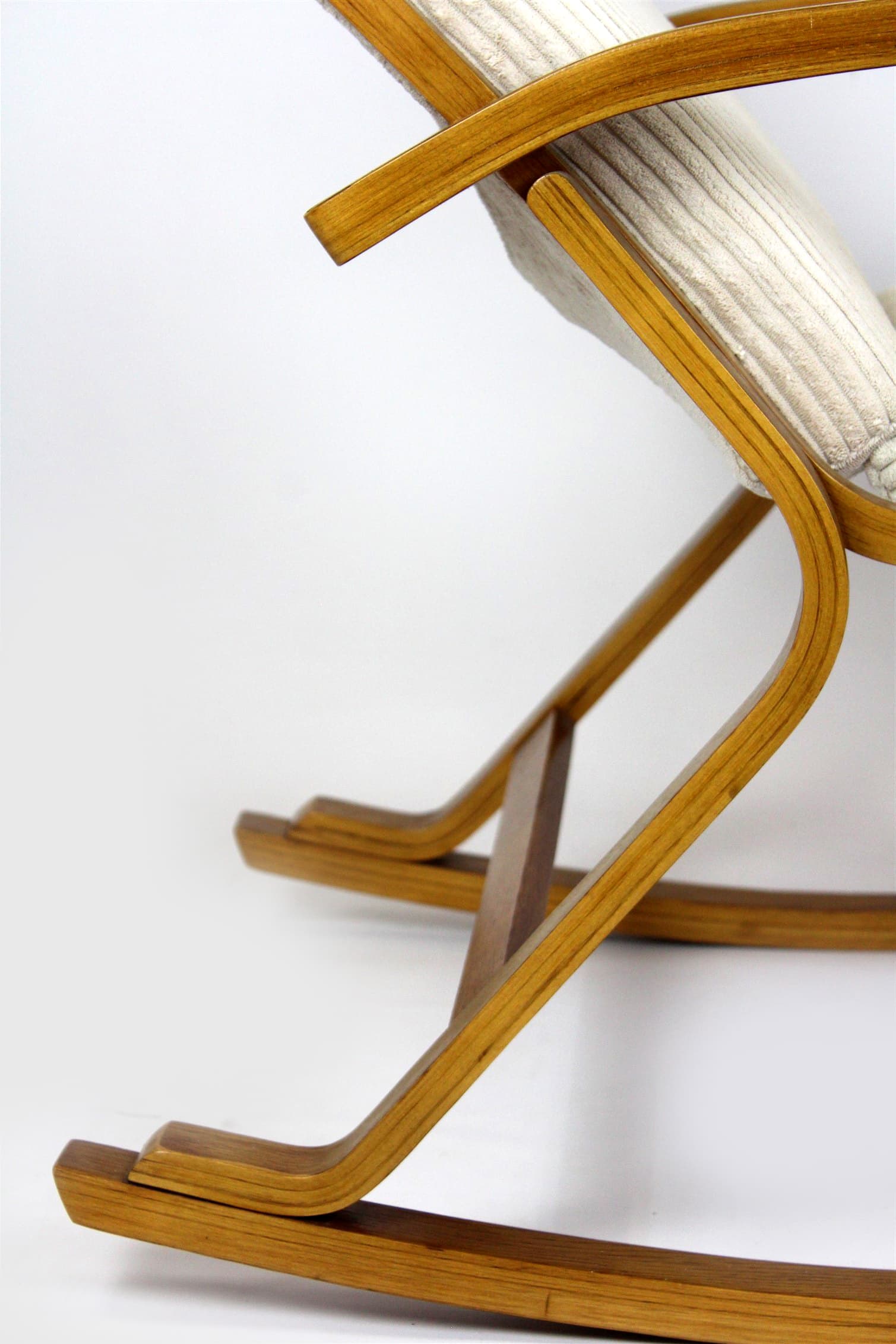 Fotel bujany, beżowy, sklejka, proj. L. Volák, Czechy, lata 60. - 174473