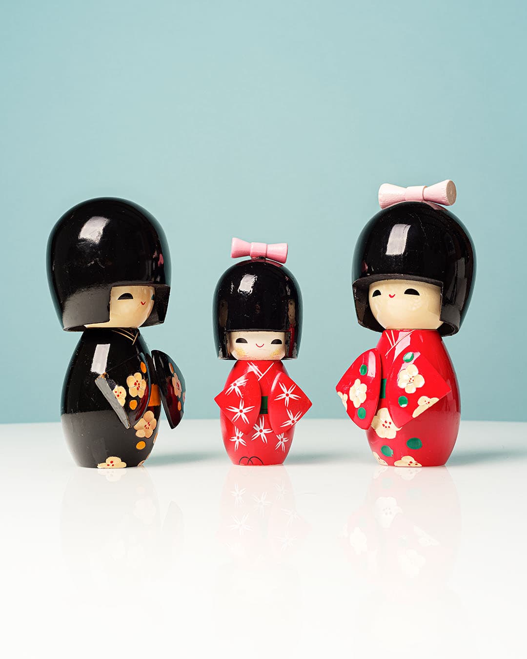 Zestaw trzech lalek Kokeshi, multikolor, drewno, Japonia, lata 60. - 174591