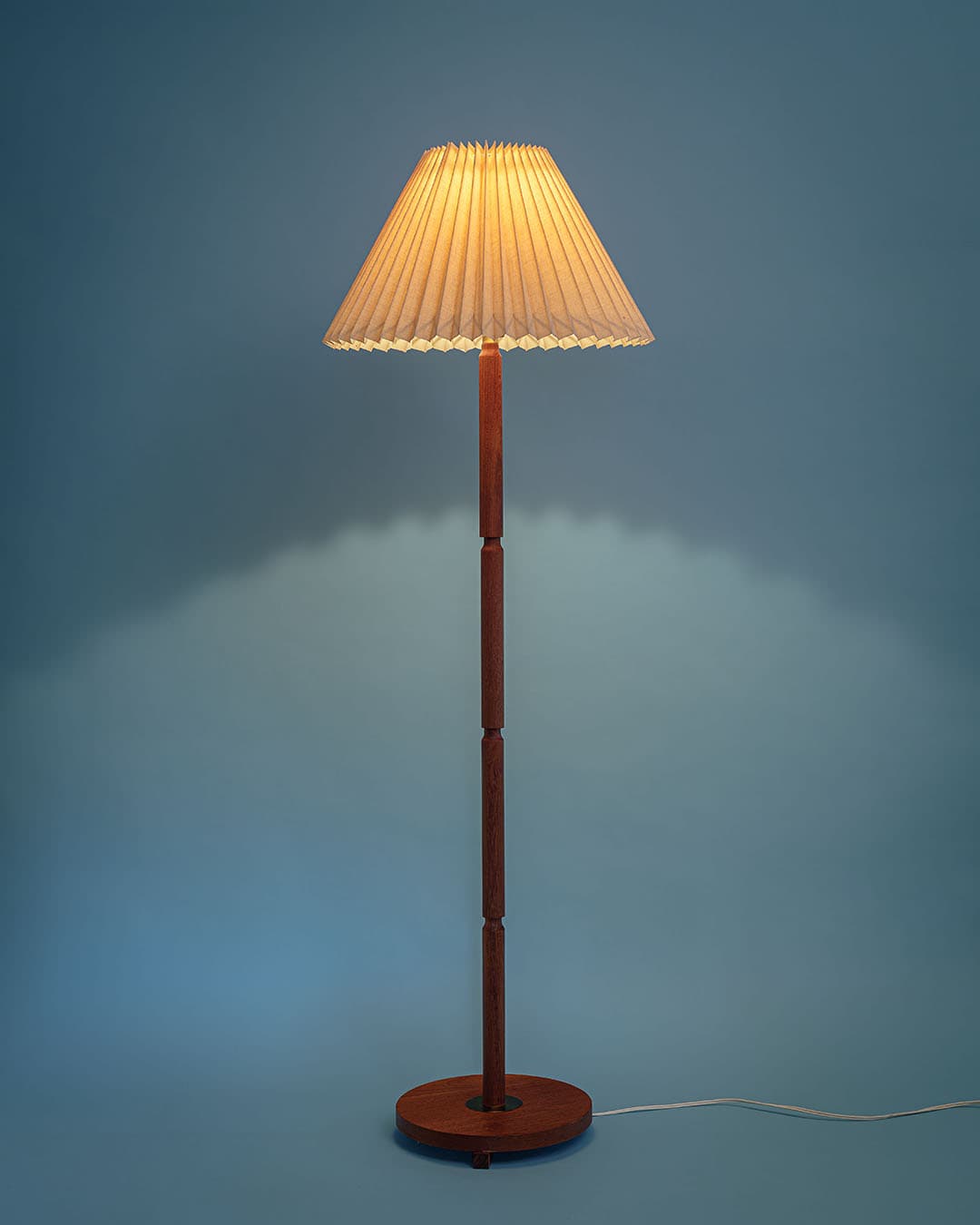 Lampa podłogowa, teak brązowy, tkanina kremowa, Dania, lata 70. - 174700