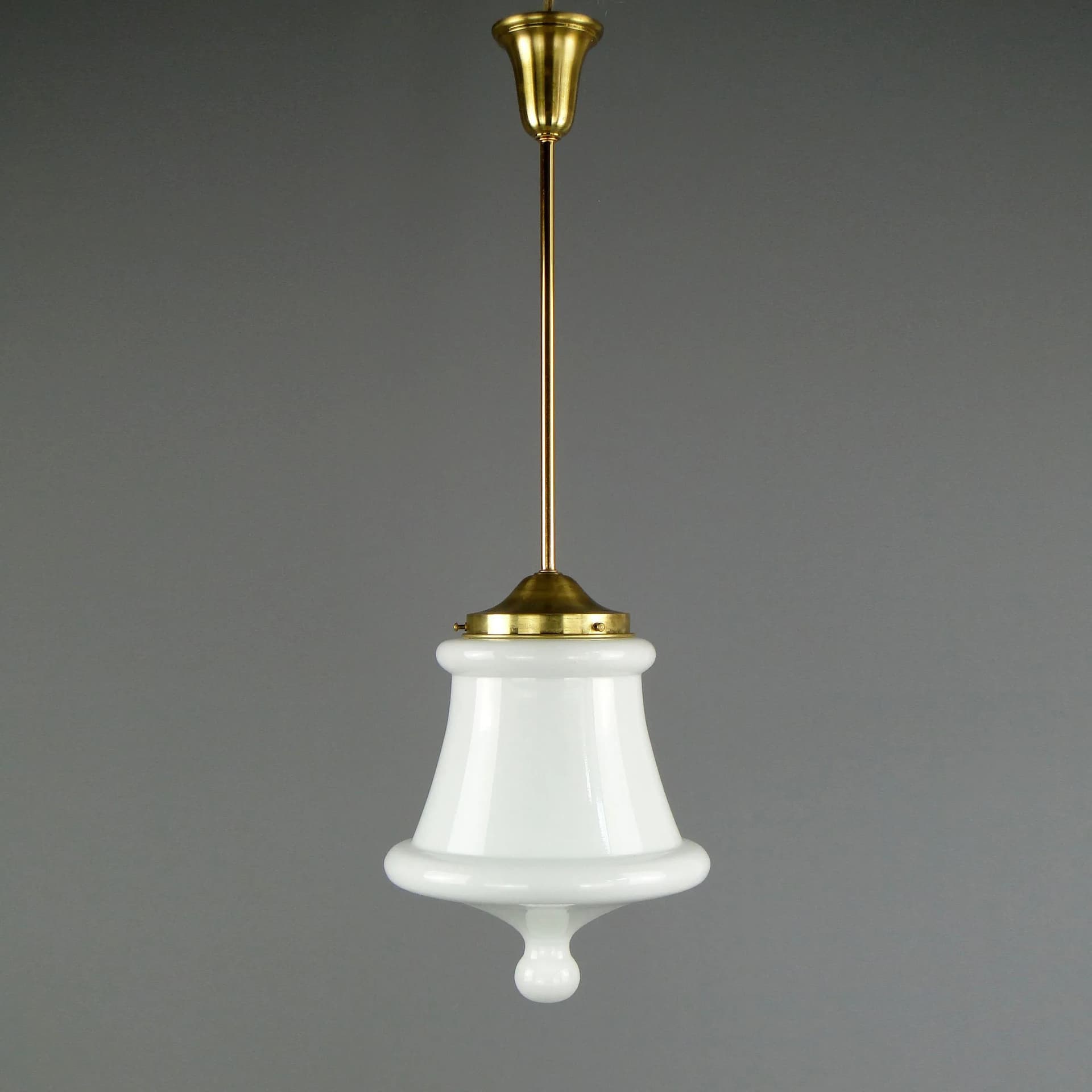 Lampa wisząca, szkło białe, mosiądz, Polska, lata 70. - 11704