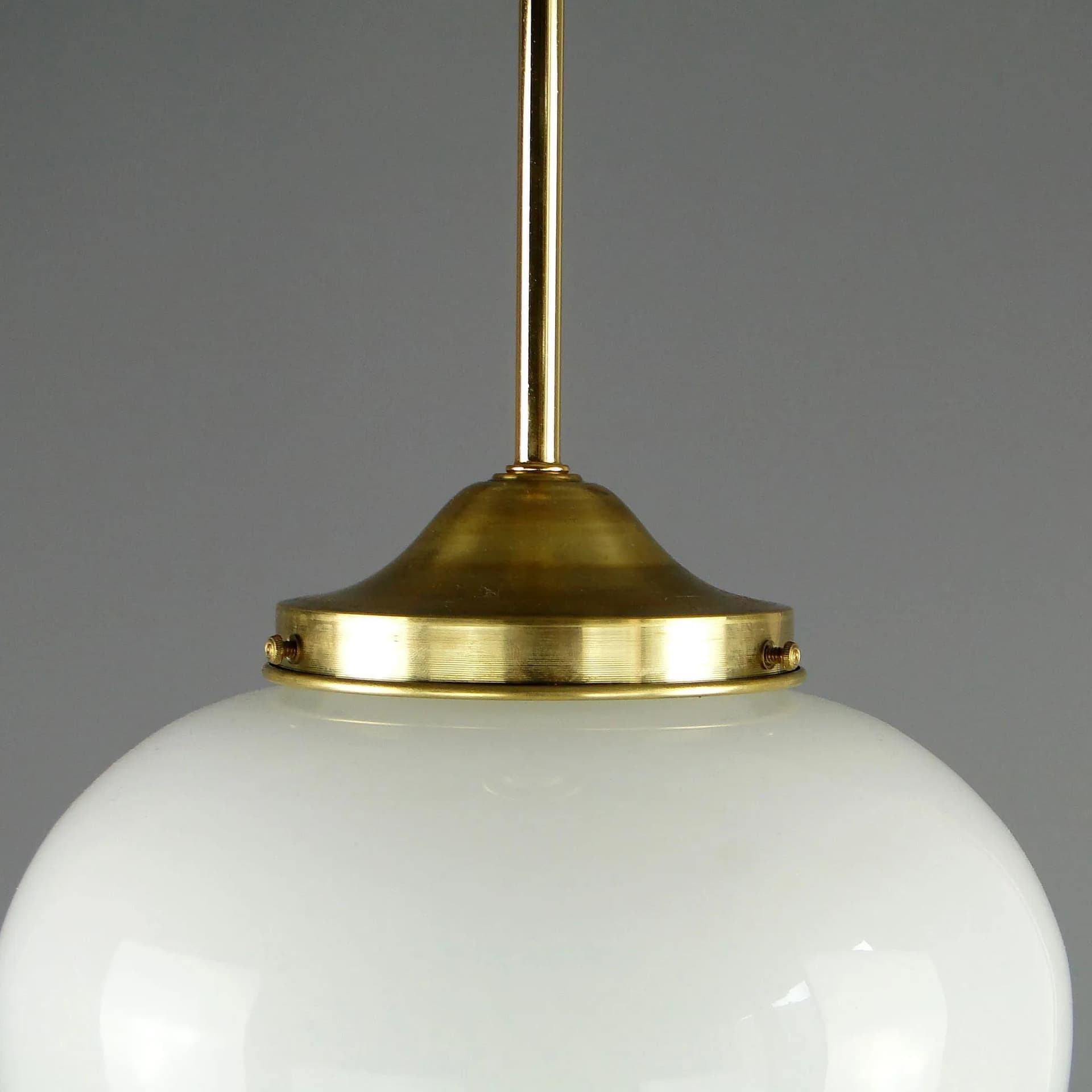 Lampa wisząca, szkło białe, mosiądz, Polska, lata 70. - 11696