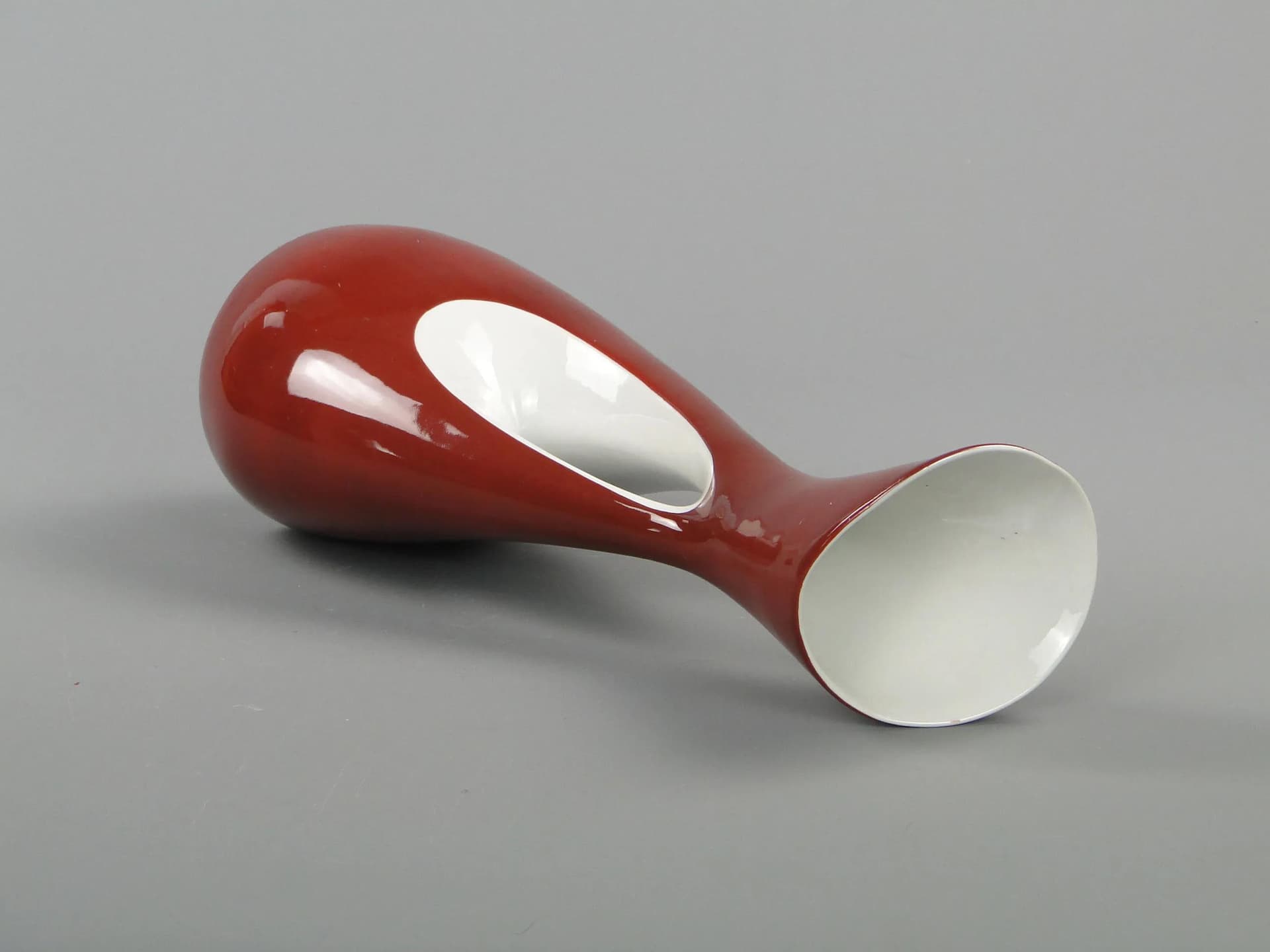 Wazon Calipso, czerwony, porcelana, proj. Z. Śliwowska-Wawrzyniak, Ćmielów, Polska, lata 50. - 11680