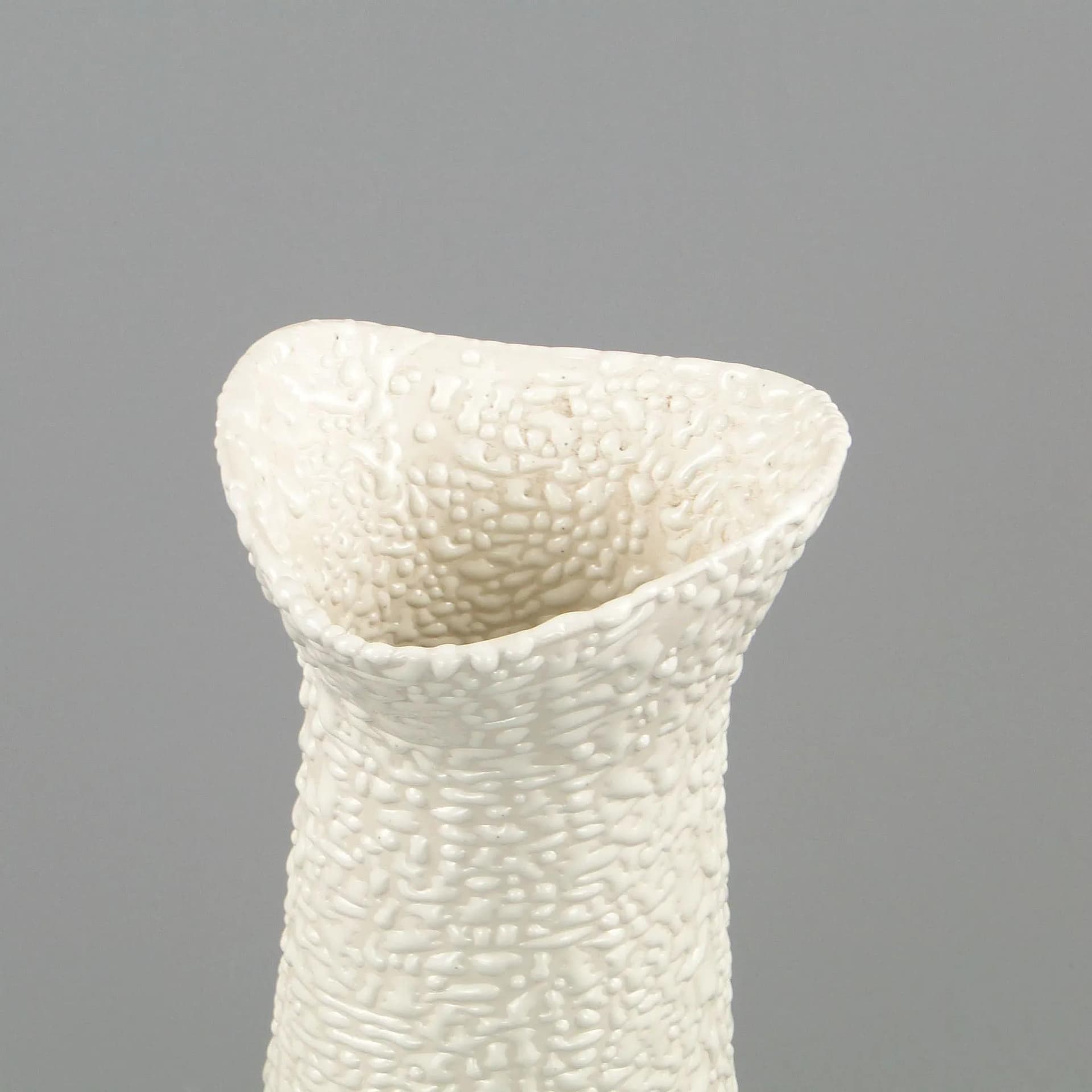 Vase New Look, ivory white stoneware, by W. Gołajewska, Poland, 1960s - 11803