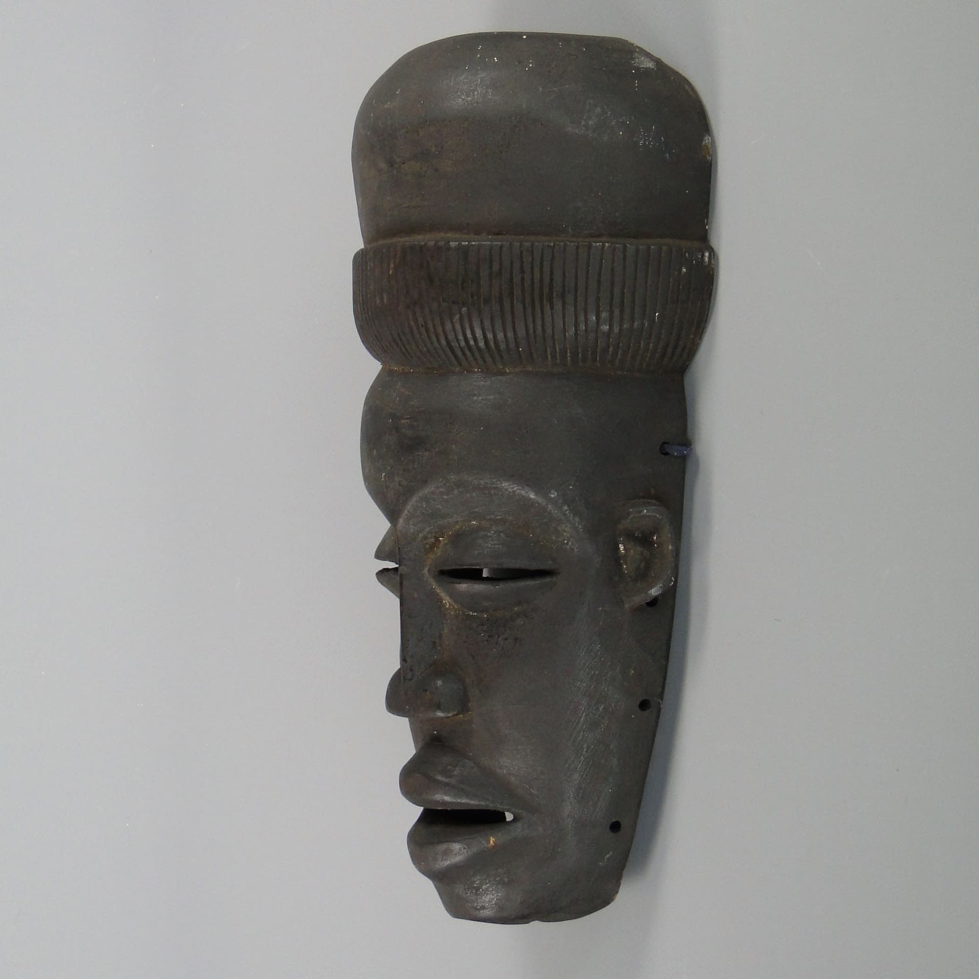 Maska ścienna afrykańska, brąz ciemny, drewno, lata 70. - 175843