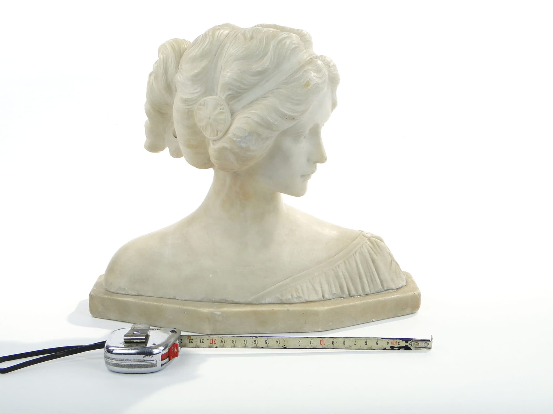 Portret młodej kobiety z alabastru ok 1900 - 175922