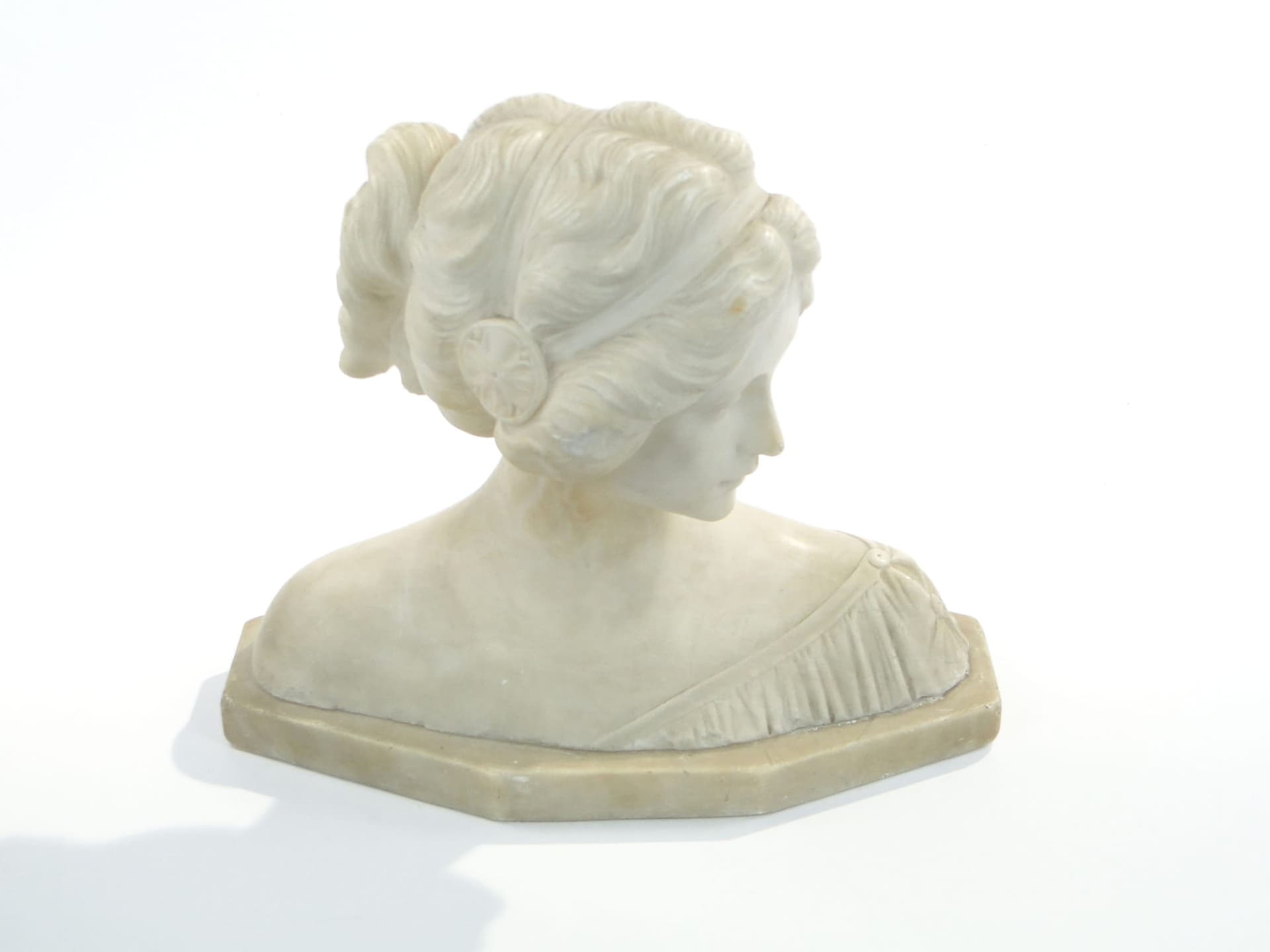 Portret młodej kobiety z alabastru ok 1900 - 175921