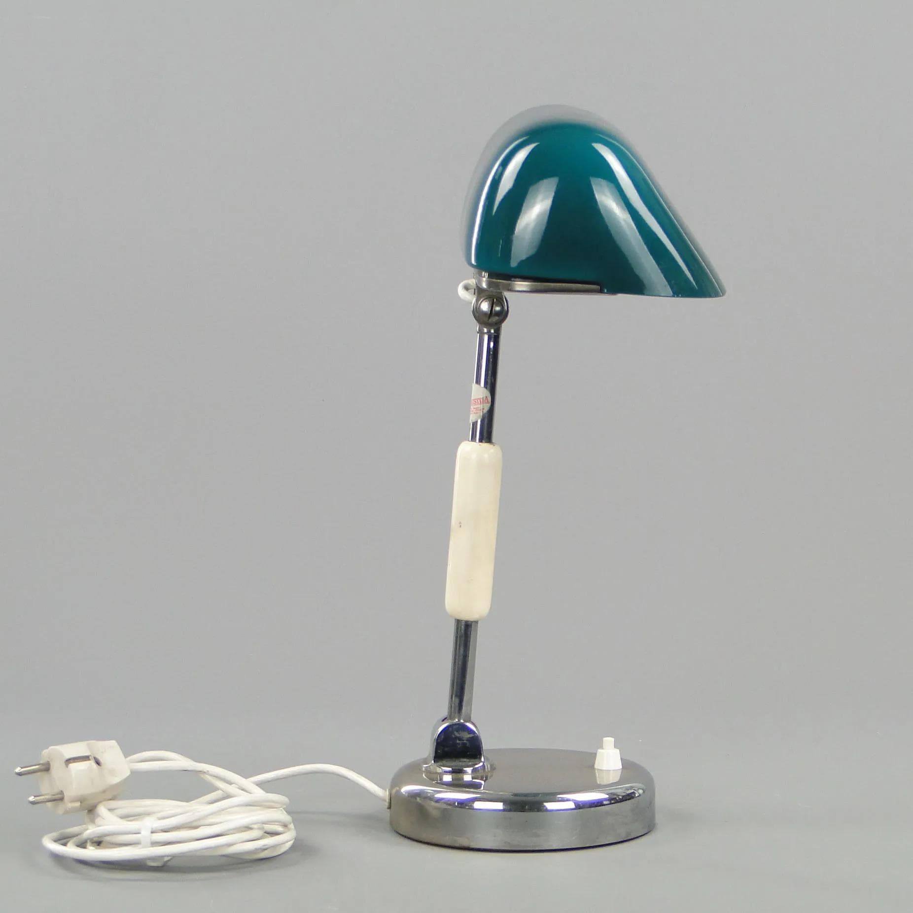 Zielona secesyjna lampa gabinetowa z chromowanego mosiądzu i szkła warstwowego, dla Casinos Austria, Austria, lata 20. - 11980