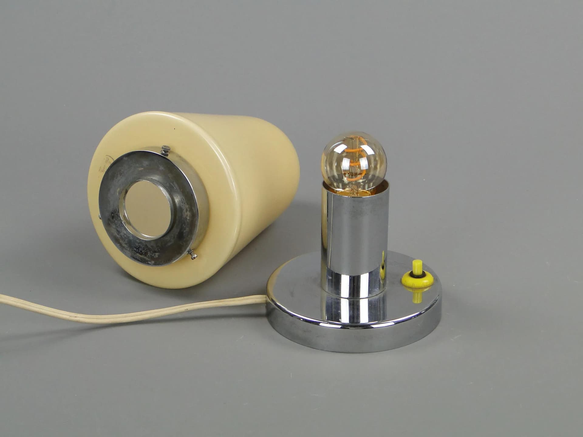 Lampa stołowa Art déco, beżowy, szkło, mosiądz chromowany, Czechosłowacja, lata 20. - 11942