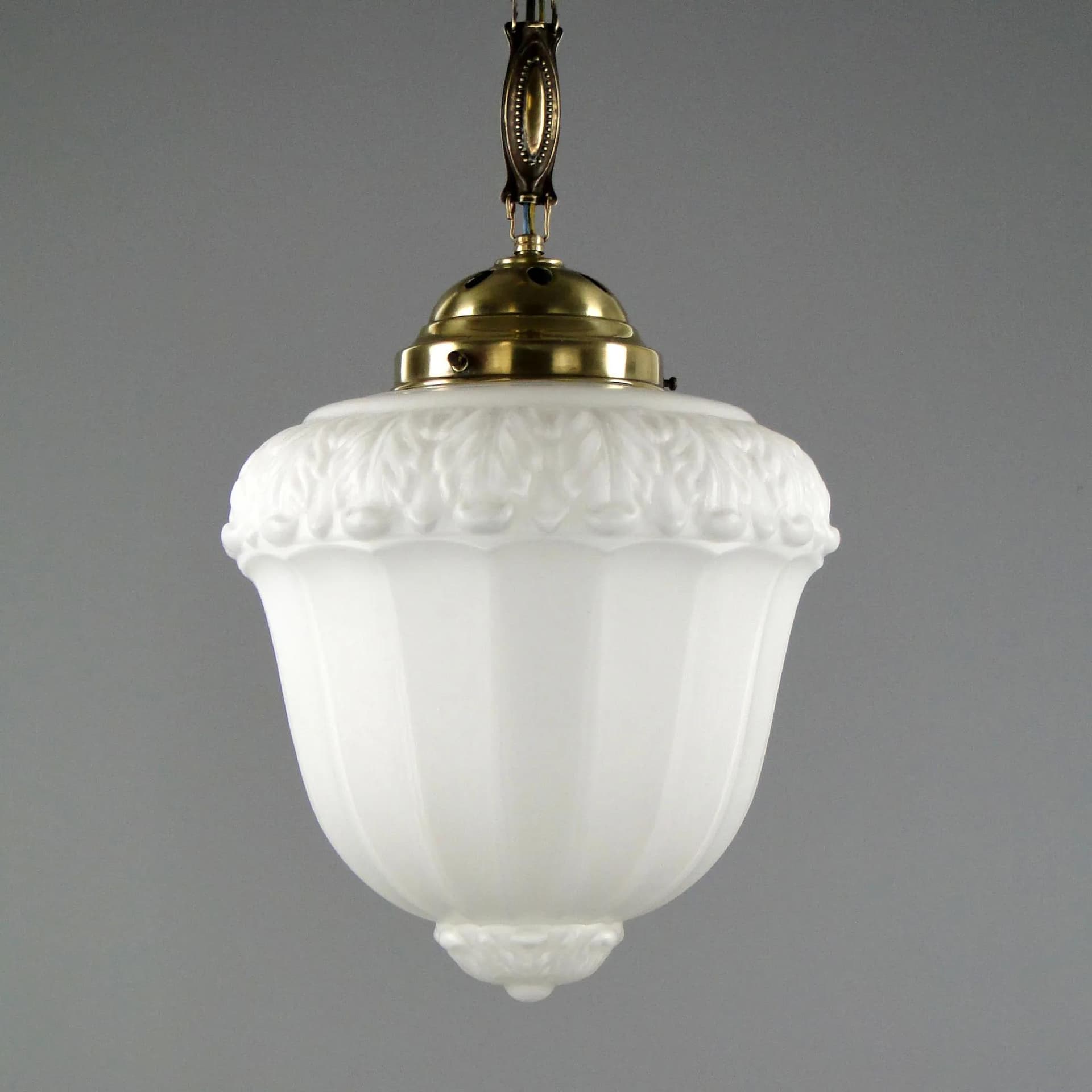 Lampa wisząca secesyjna, mosiądz patynowany, szkło białe, Polska, początek XX w. - 12054