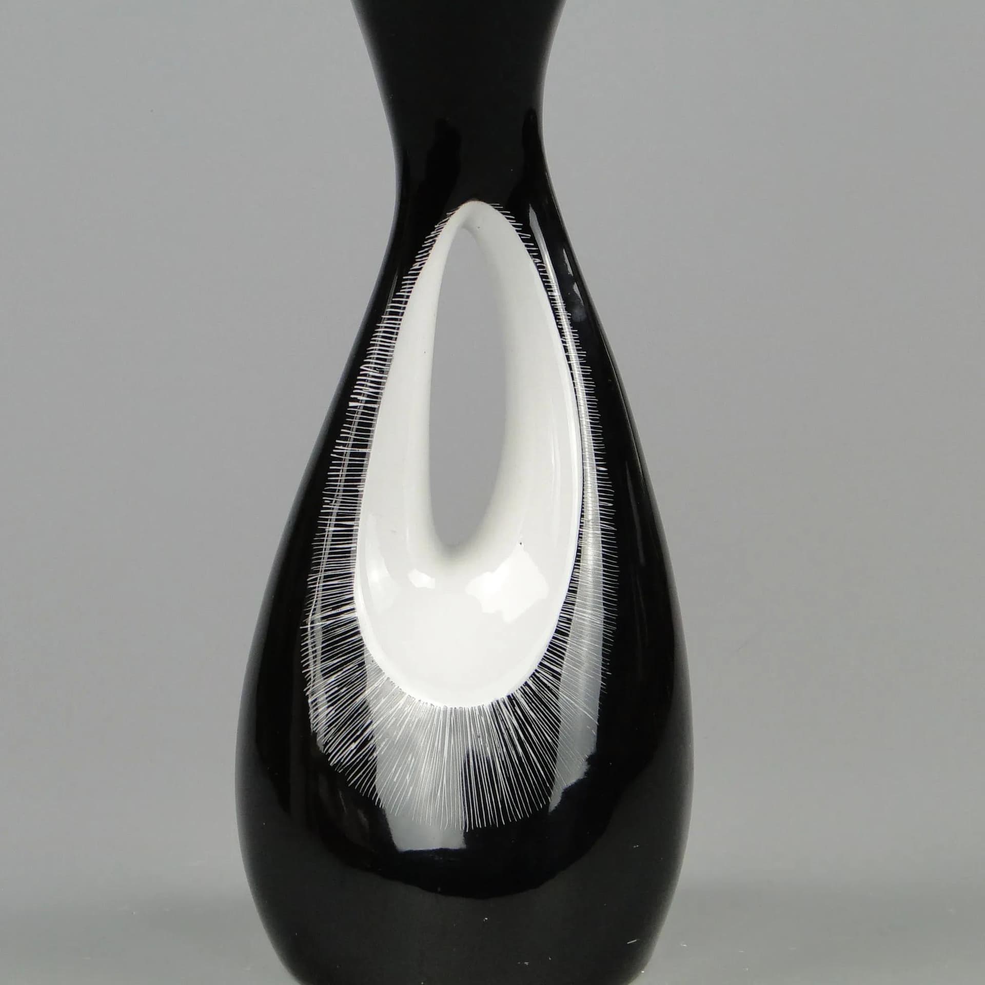 Wazon Calypso, porcelana czarna, proj. Z. Śliwowska-Wawrzyniak, Ćmielów, Polska, lata 50. - 12255