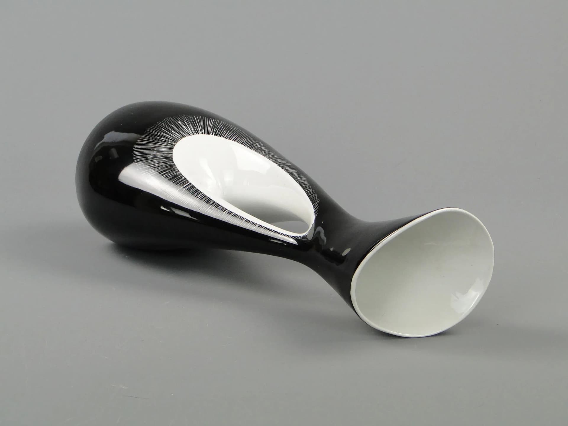 Wazon Calypso, porcelana czarna, proj. Z. Śliwowska-Wawrzyniak, Ćmielów, Polska, lata 50. - 12260