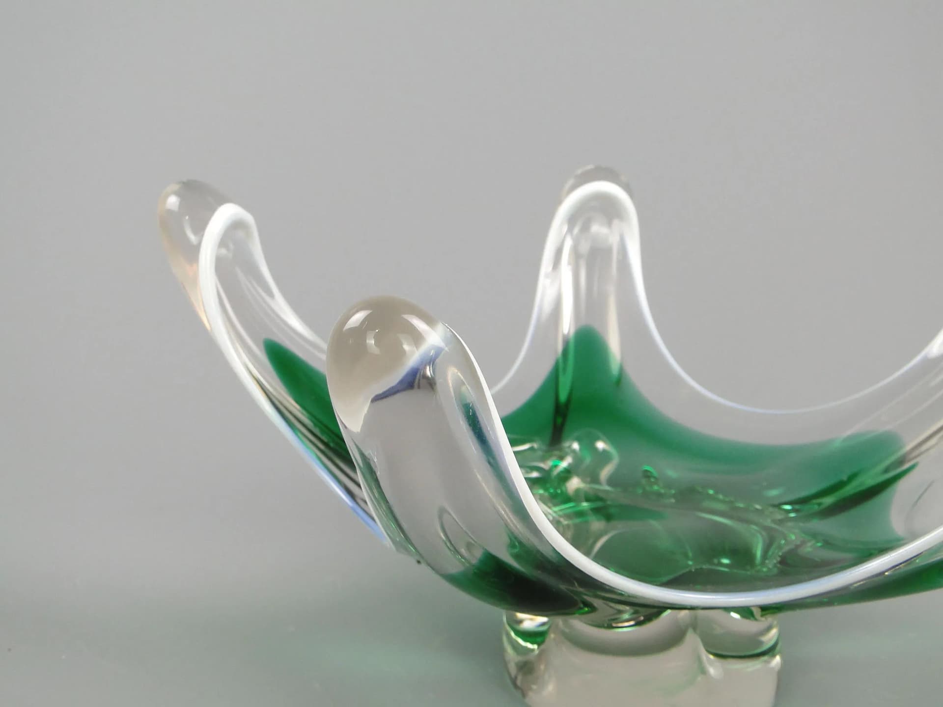 Patera kwiatowa, szkło wielobarwne, proj. J. Hospodka, Huta Chribska, Czechosłowacja, lata 60. - 12190