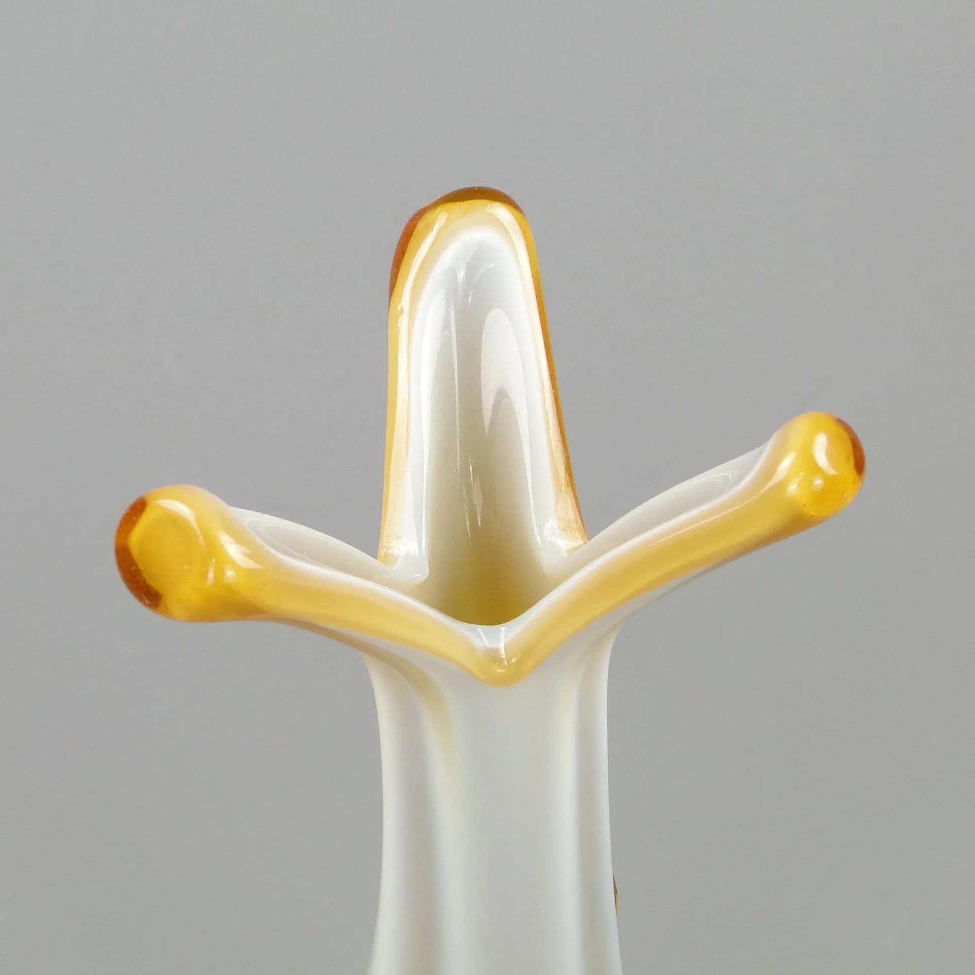 Wazon organiczny, szkło agatowe biały, proj. D. Drobnjak, Huta Szkła F.S. Prokuplje, Jugosławia, lata 70. - 12172