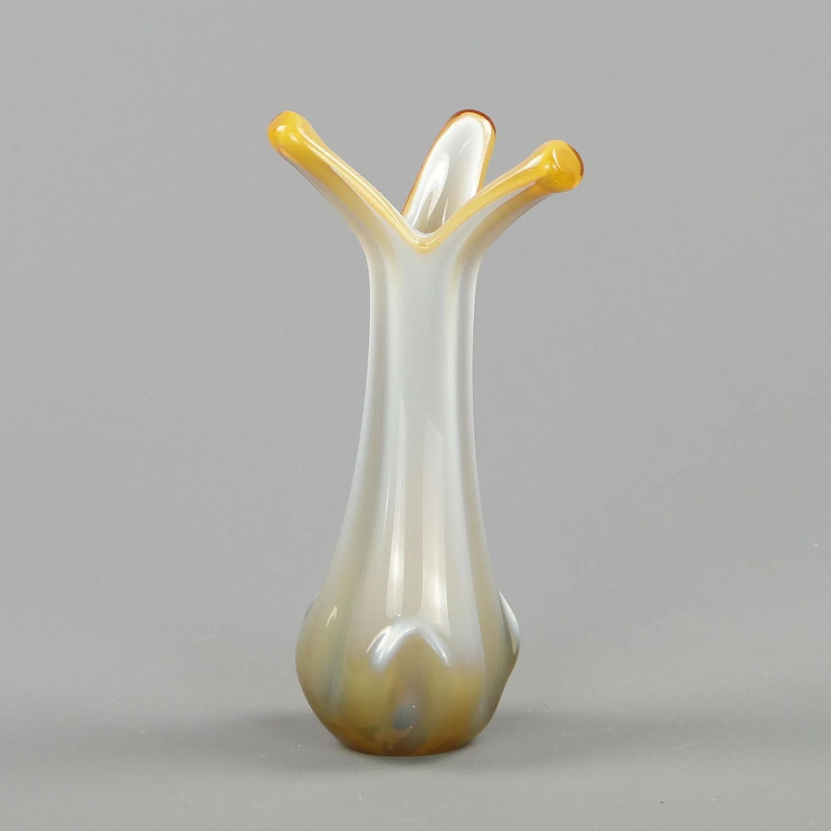 Wazon organiczny, szkło agatowe biały, proj. D. Drobnjak, Huta Szkła F.S. Prokuplje, Jugosławia, lata 70. - 12170