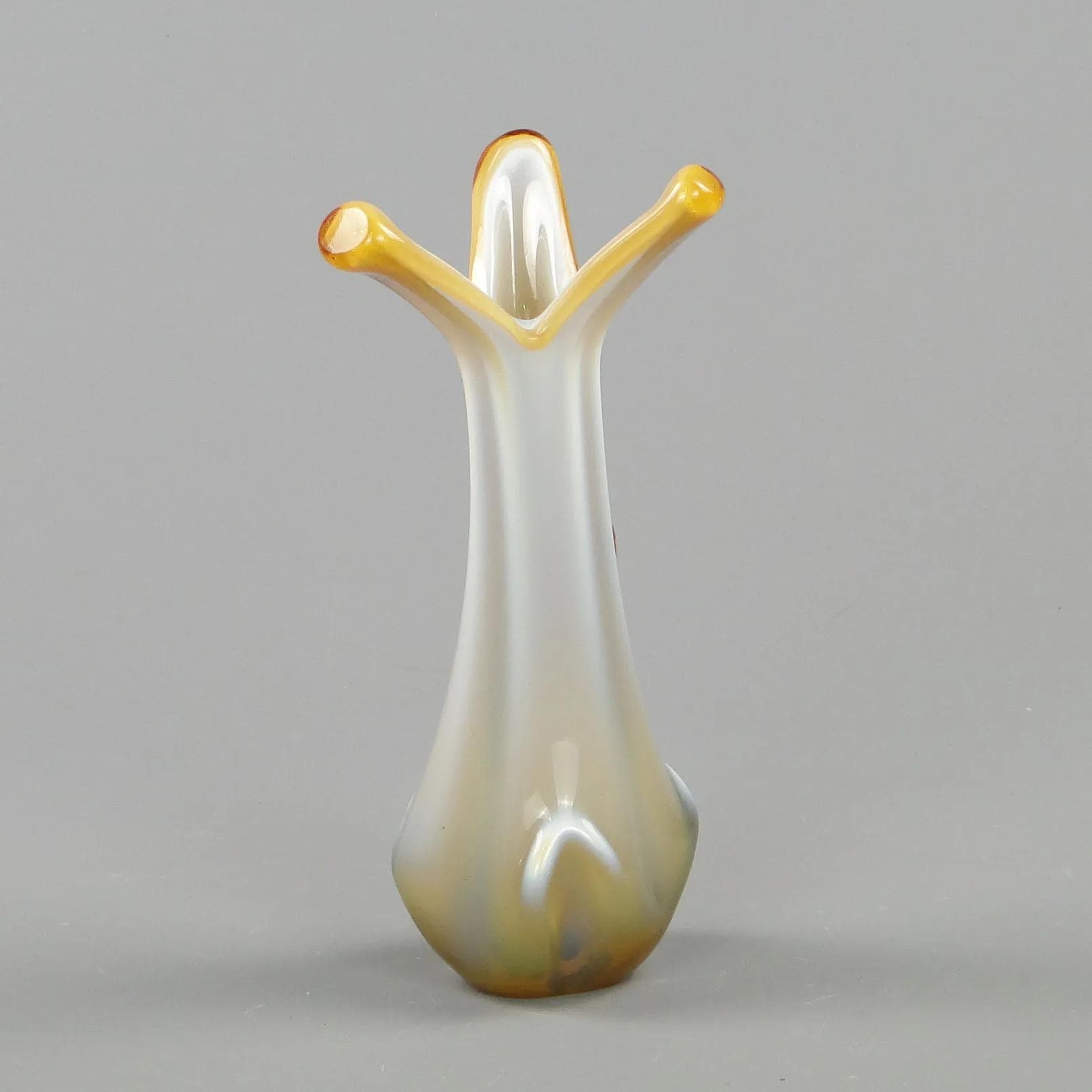 Wazon organiczny, szkło agatowe biały, proj. D. Drobnjak, Huta Szkła F.S. Prokuplje, Jugosławia, lata 70. - 12171