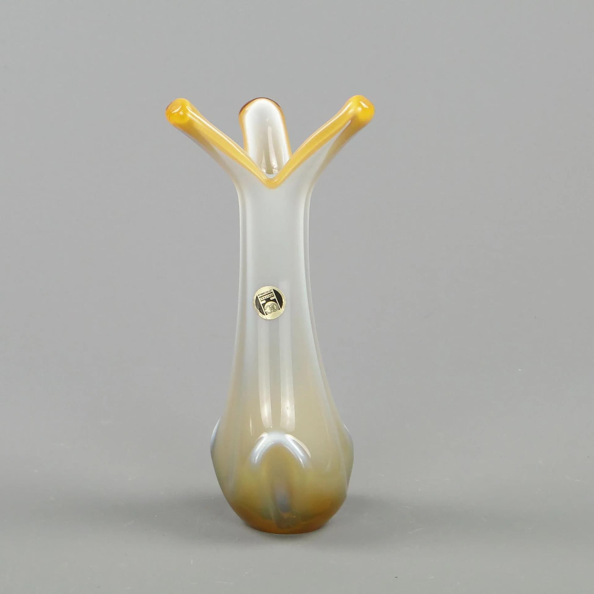 Wazon organiczny, szkło agatowe biały, proj. D. Drobnjak, Huta Szkła F.S. Prokuplje, Jugosławia, lata 70. - 12173