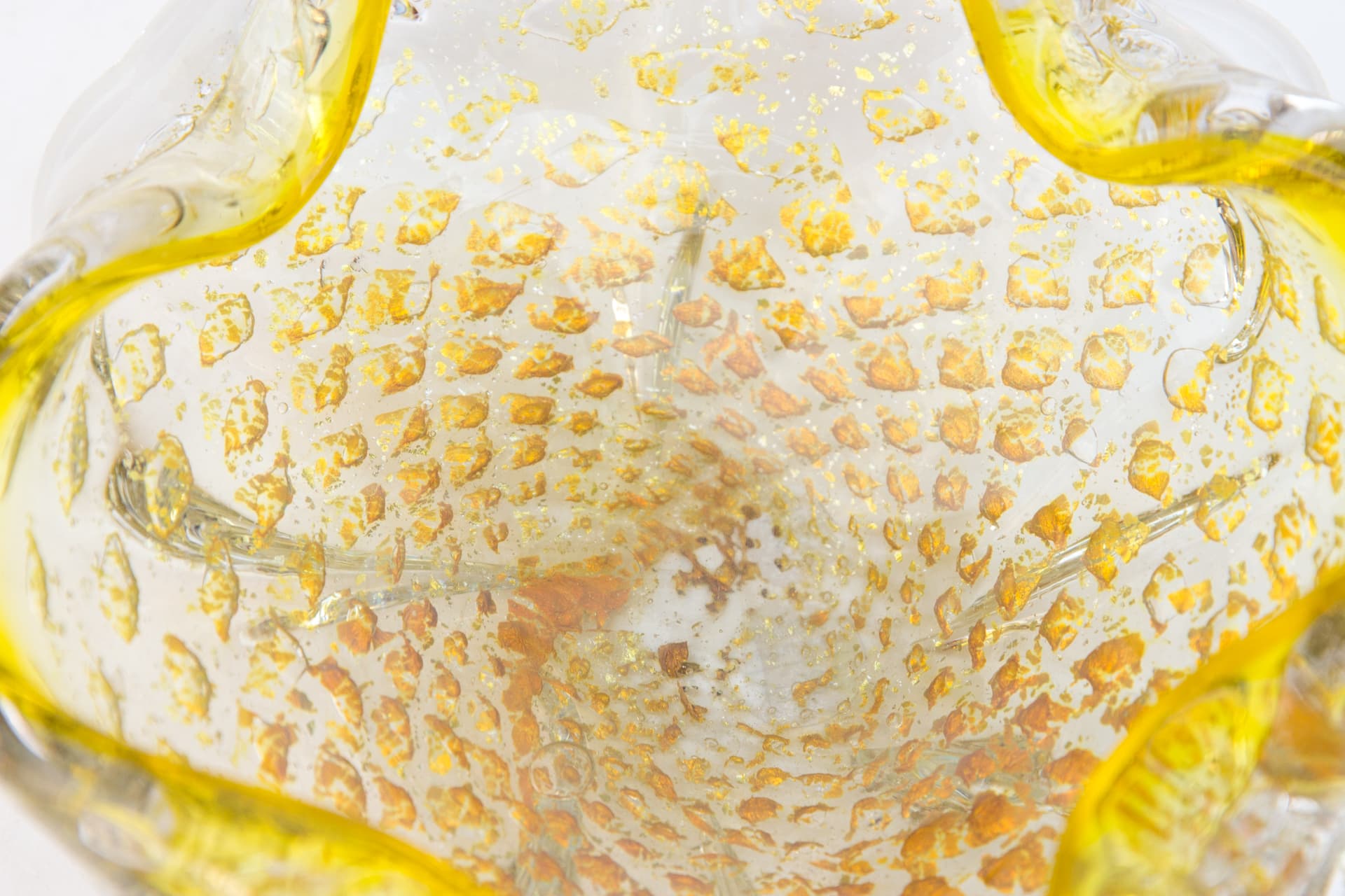 Szkło dekoracyjne z zatopionymi płatkami złota - 178645