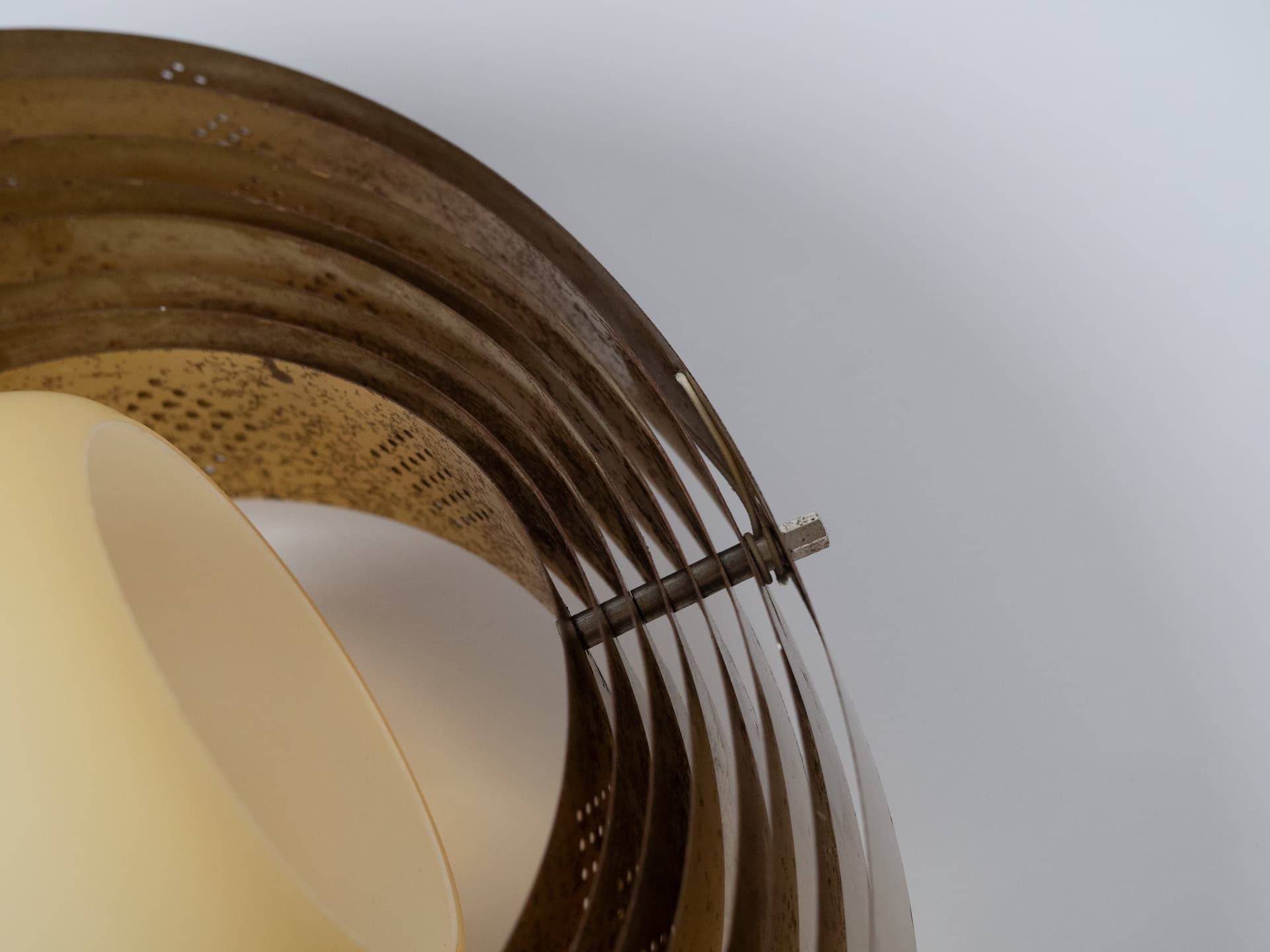 Lampa wisząca Moon, metal złoty biały, proj. V. Panton, Louis Poulsen, Dania, lata 60. - 178912