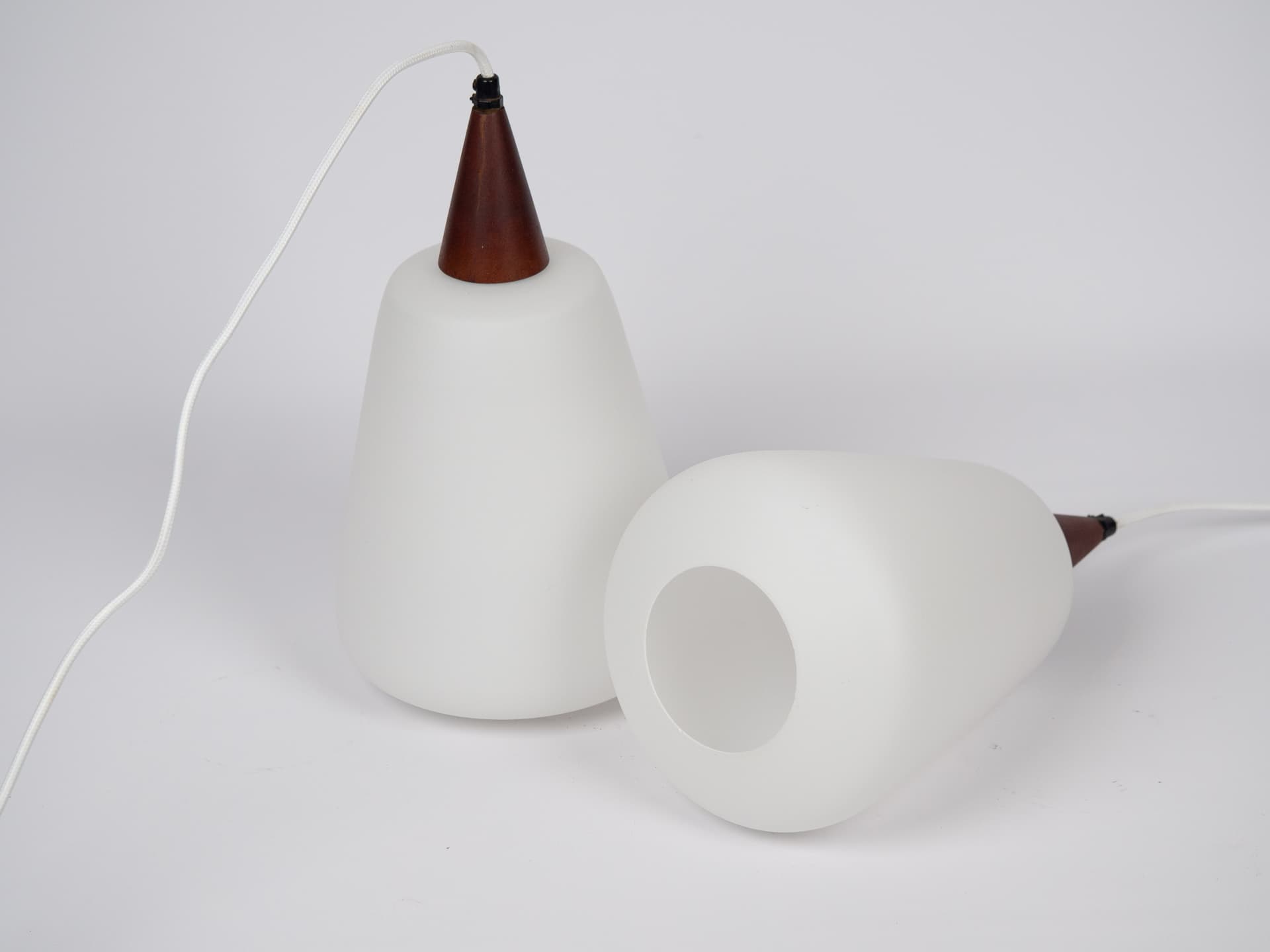 Para lamp wiszących, szkło opalowe biały, teak, Dania, lata 80. - 179099