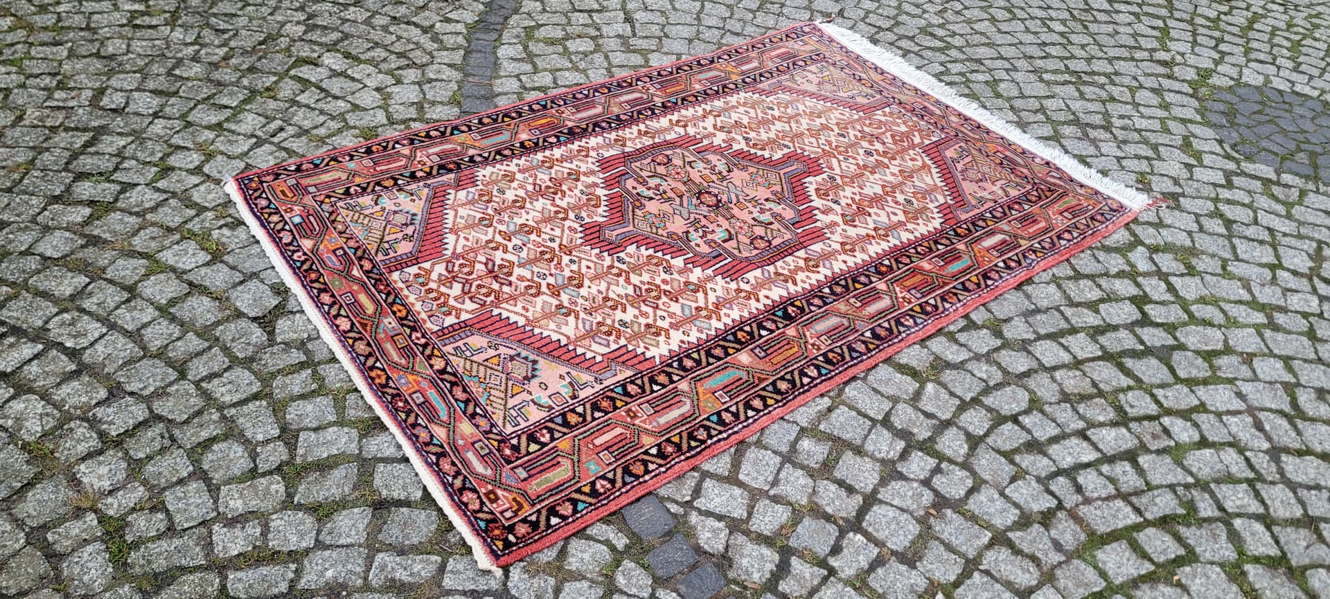 Rug Hamadan 105x164 cm, beige wool, Iran, 1960s. - 180157