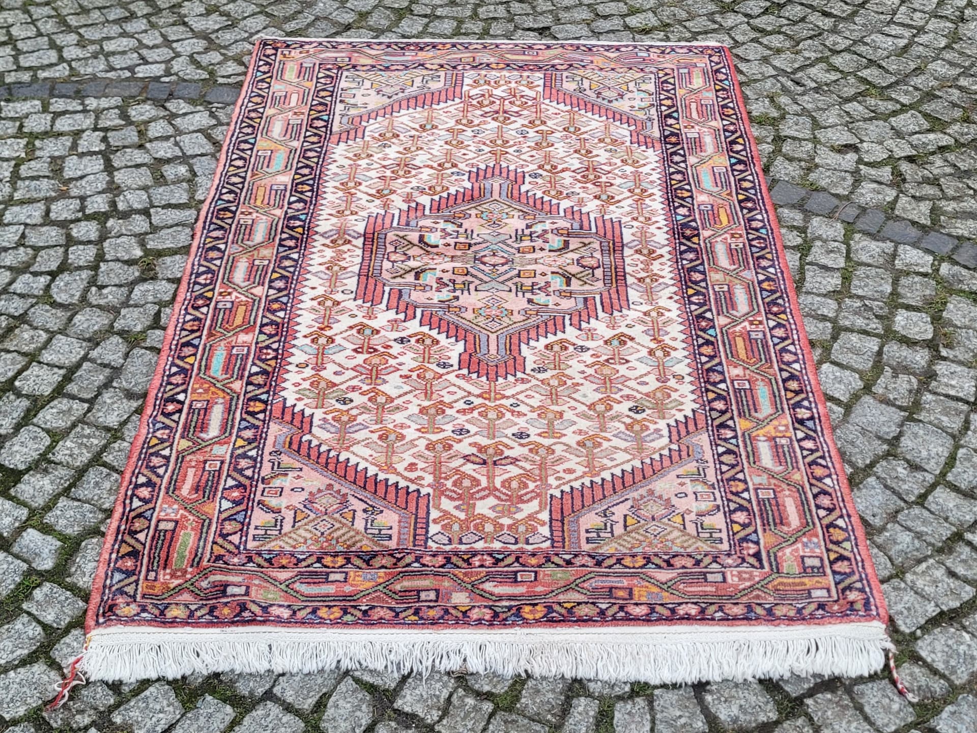 Rug Hamadan 105x164 cm, beige wool, Iran, 1960s. - 180144