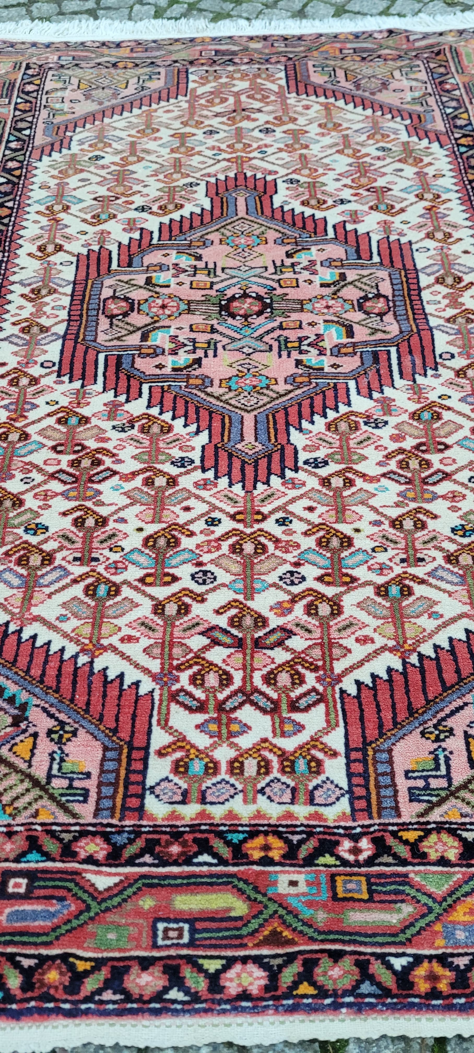 Rug Hamadan 105x164 cm, beige wool, Iran, 1960s. - 180151