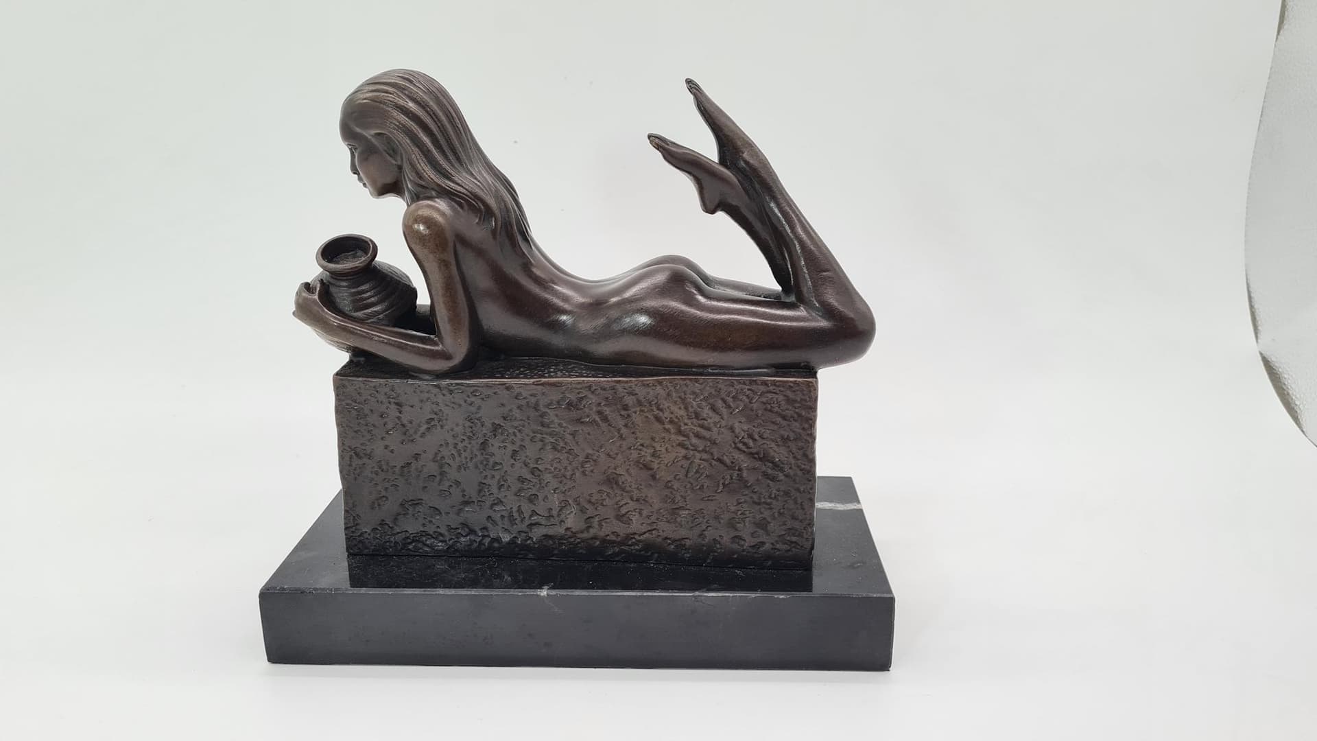 Figura z brązu, kobieta Wodnik, akt, sygnowana "Pino" - 182015