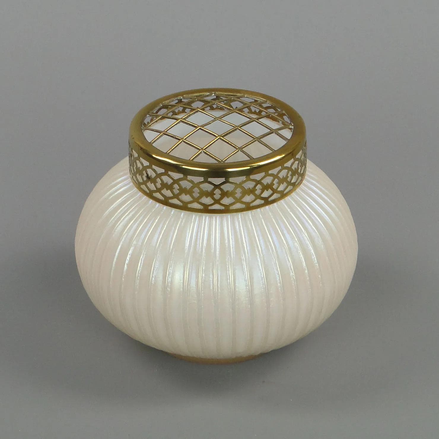 Wazon ikebana Perlenmutter, szkło opalowe kość słoniowa, Loetz, Austria, XIX w. - 12591