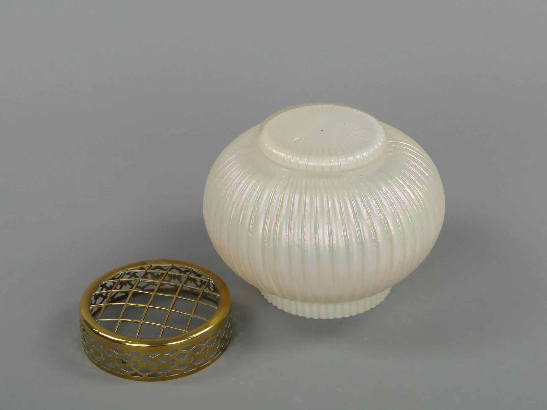 Wazon ikebana Perlenmutter, szkło opalowe kość słoniowa, Loetz, Austria, XIX w. - 12597