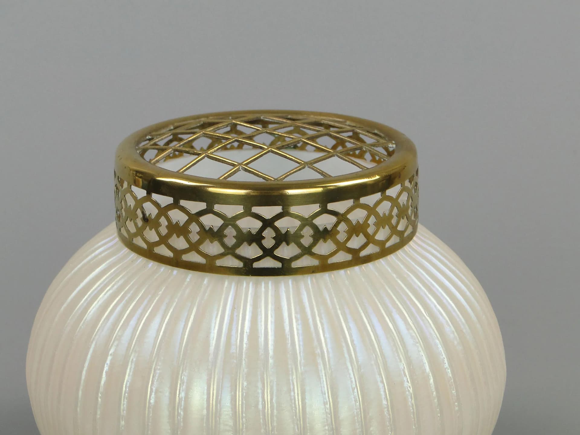 Wazon ikebana Perlenmutter, szkło opalowe kość słoniowa, Loetz, Austria, XIX w. - 12592