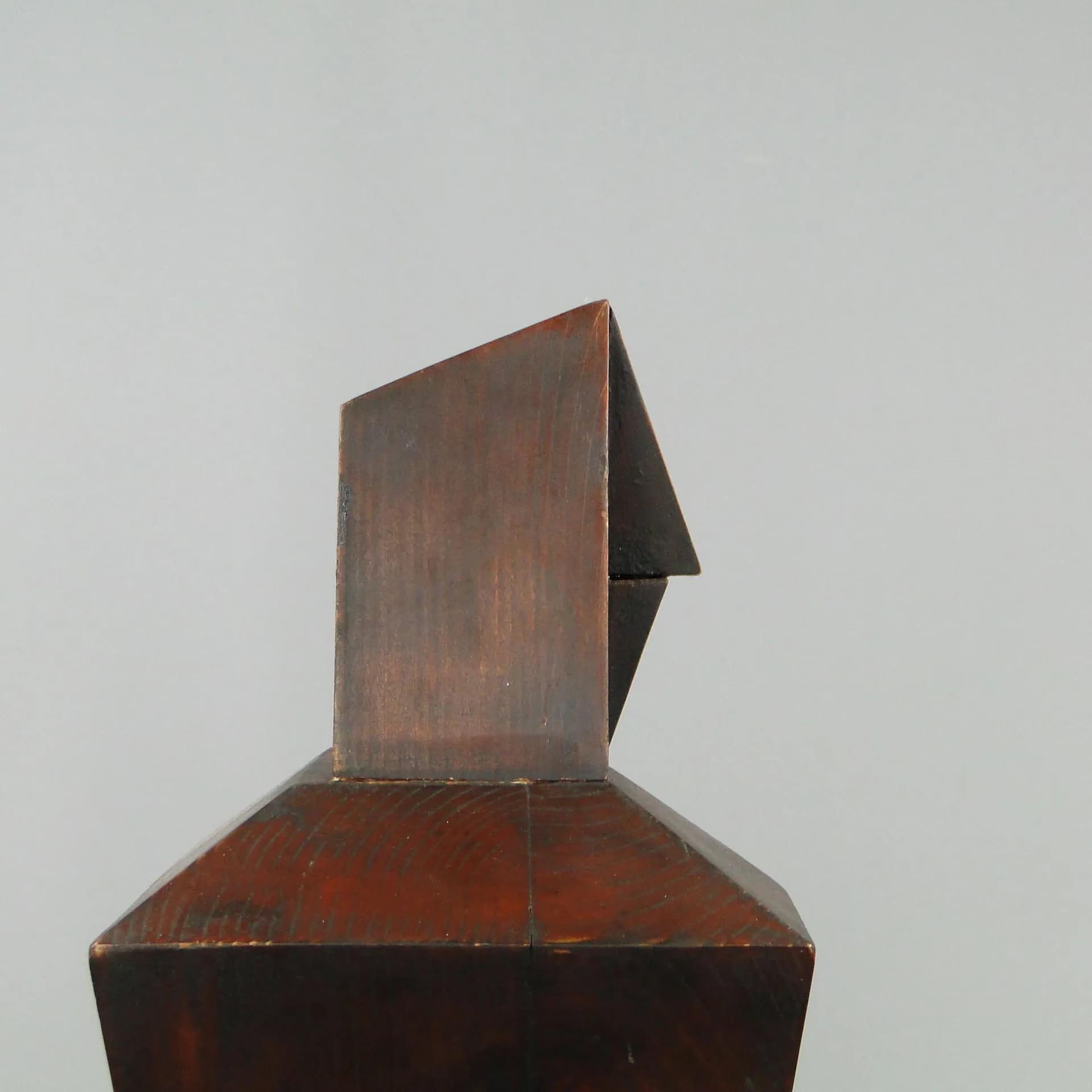 Rzeźba kubistyczna, brąz ciemny, drewno iglaste, Polska, lata 60. - 12565