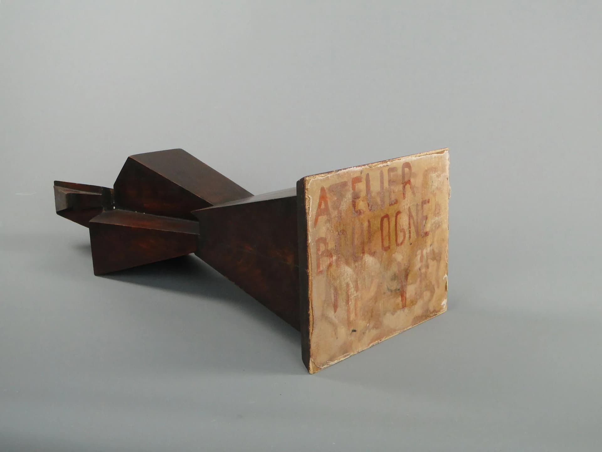 Rzeźba kubistyczna, brąz ciemny, drewno iglaste, Polska, lata 60. - 12567