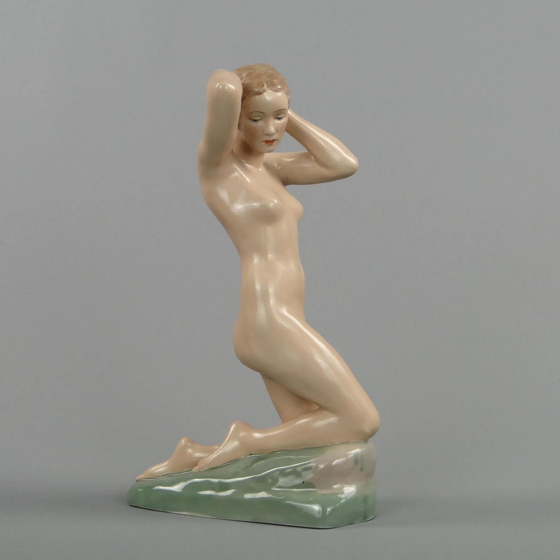 Figura kobiety Art Deco, porcelana beżowa, proj. R. Karsbach, Royal Dux, Czechy, lata 20. - 12558