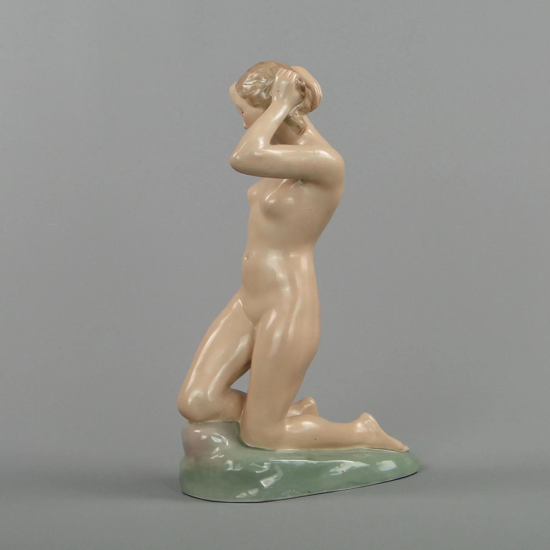 Figura kobiety Art Deco, porcelana beżowa, proj. R. Karsbach, Royal Dux, Czechy, lata 20. - 12554