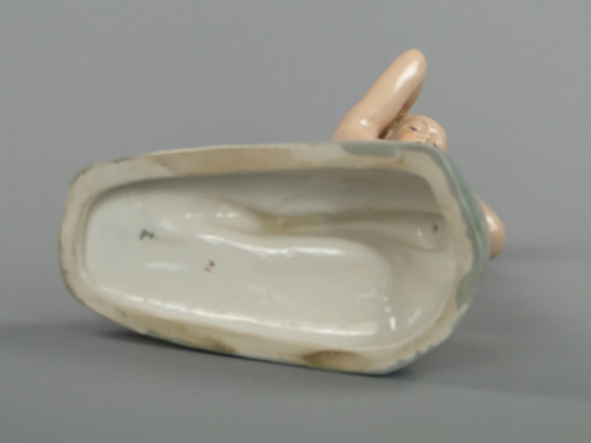 Figura kobiety Art Deco, porcelana beżowa, proj. R. Karsbach, Royal Dux, Czechy, lata 20. - 12559