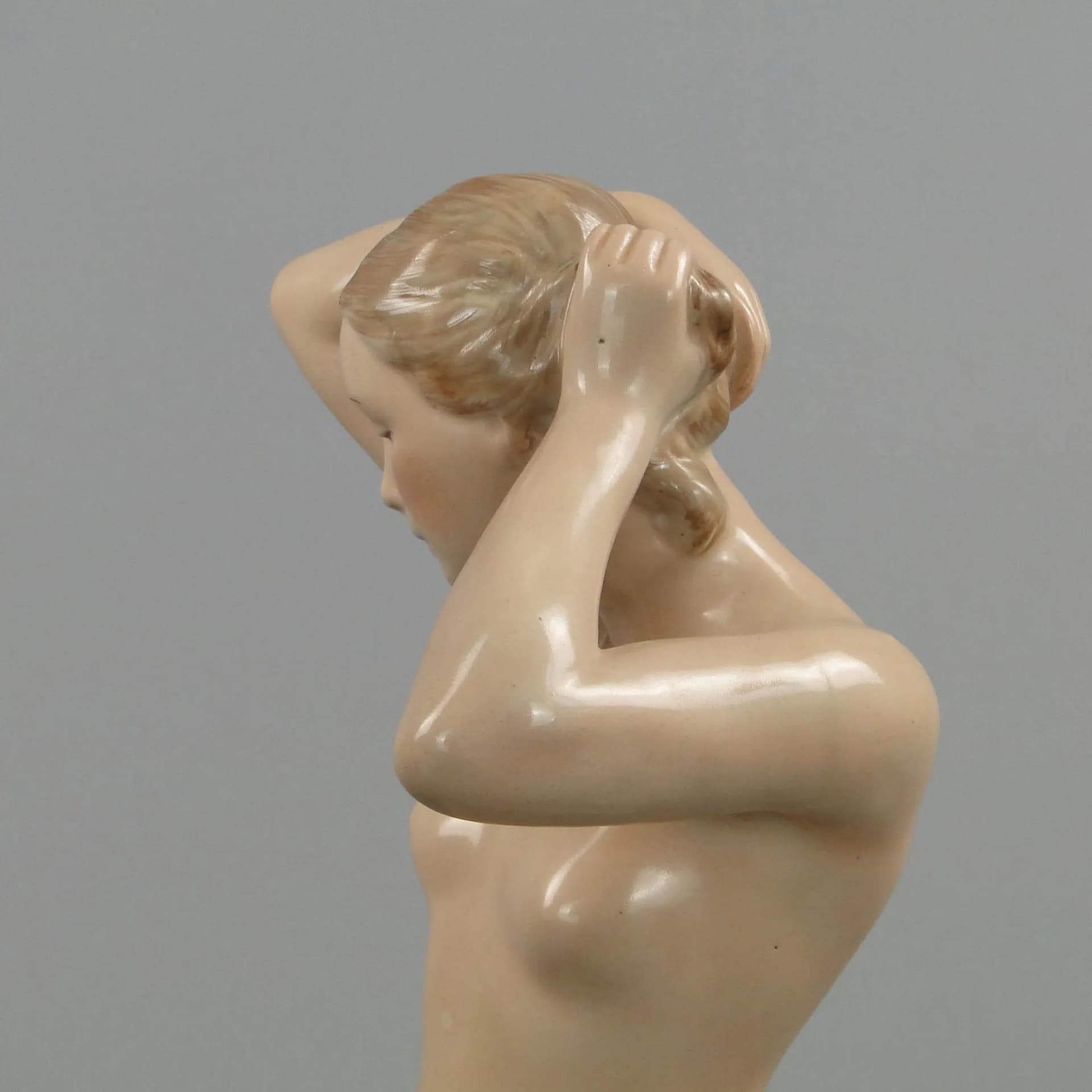 Figura kobiety Art Deco, porcelana beżowa, proj. R. Karsbach, Royal Dux, Czechy, lata 20. - 12555