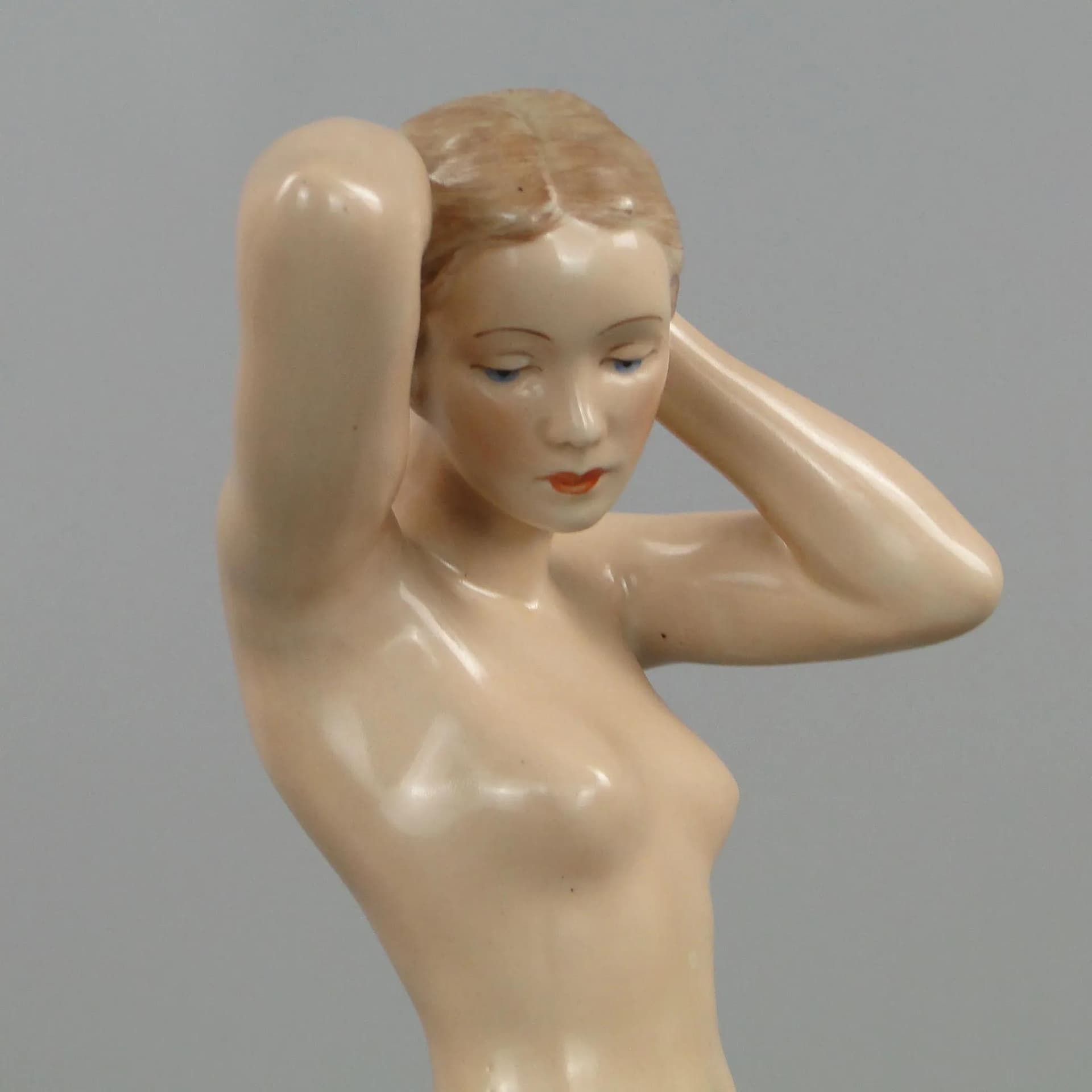 Figura kobiety Art Deco, porcelana beżowa, proj. R. Karsbach, Royal Dux, Czechy, lata 20. - 12557