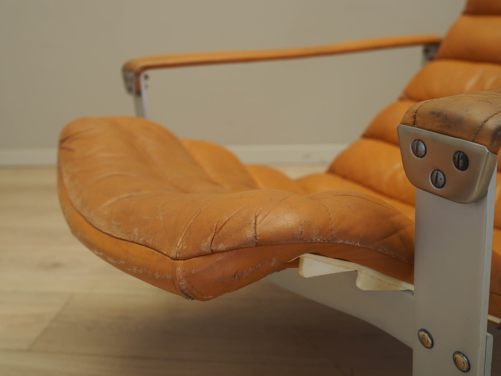 Fotel wypoczynkowy, skóra naturalna pomarańczowa, metal jasnoszary, proj. I. Lappalainen, Asko, Finlandia, lata 60. - 183414