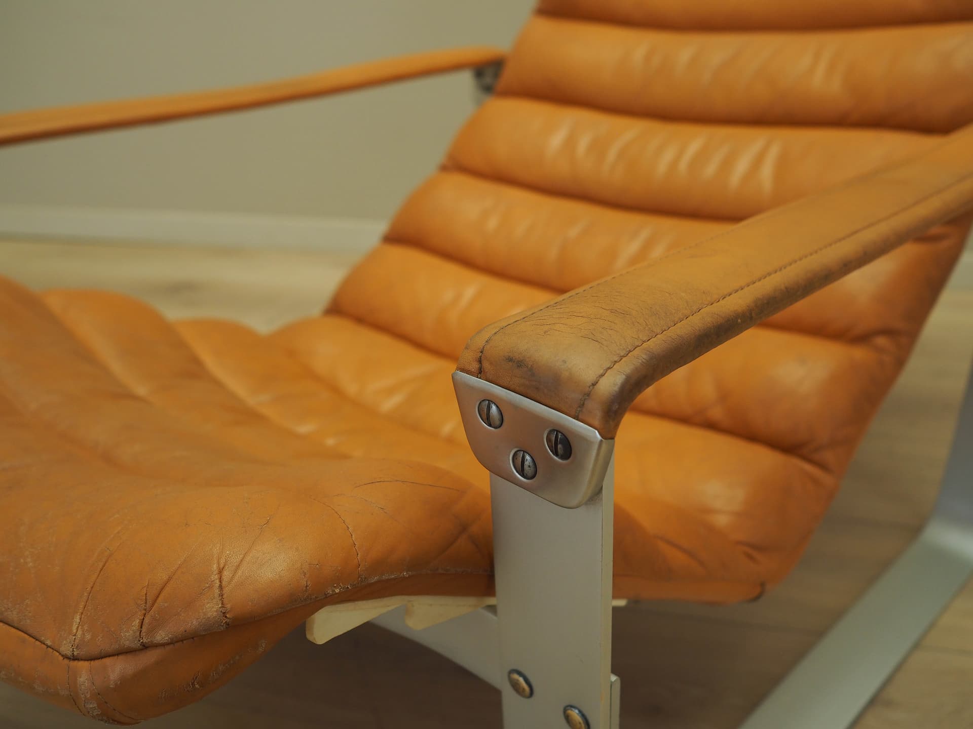 Fotel wypoczynkowy, skóra naturalna pomarańczowa, metal jasnoszary, proj. I. Lappalainen, Asko, Finlandia, lata 60. - 183411